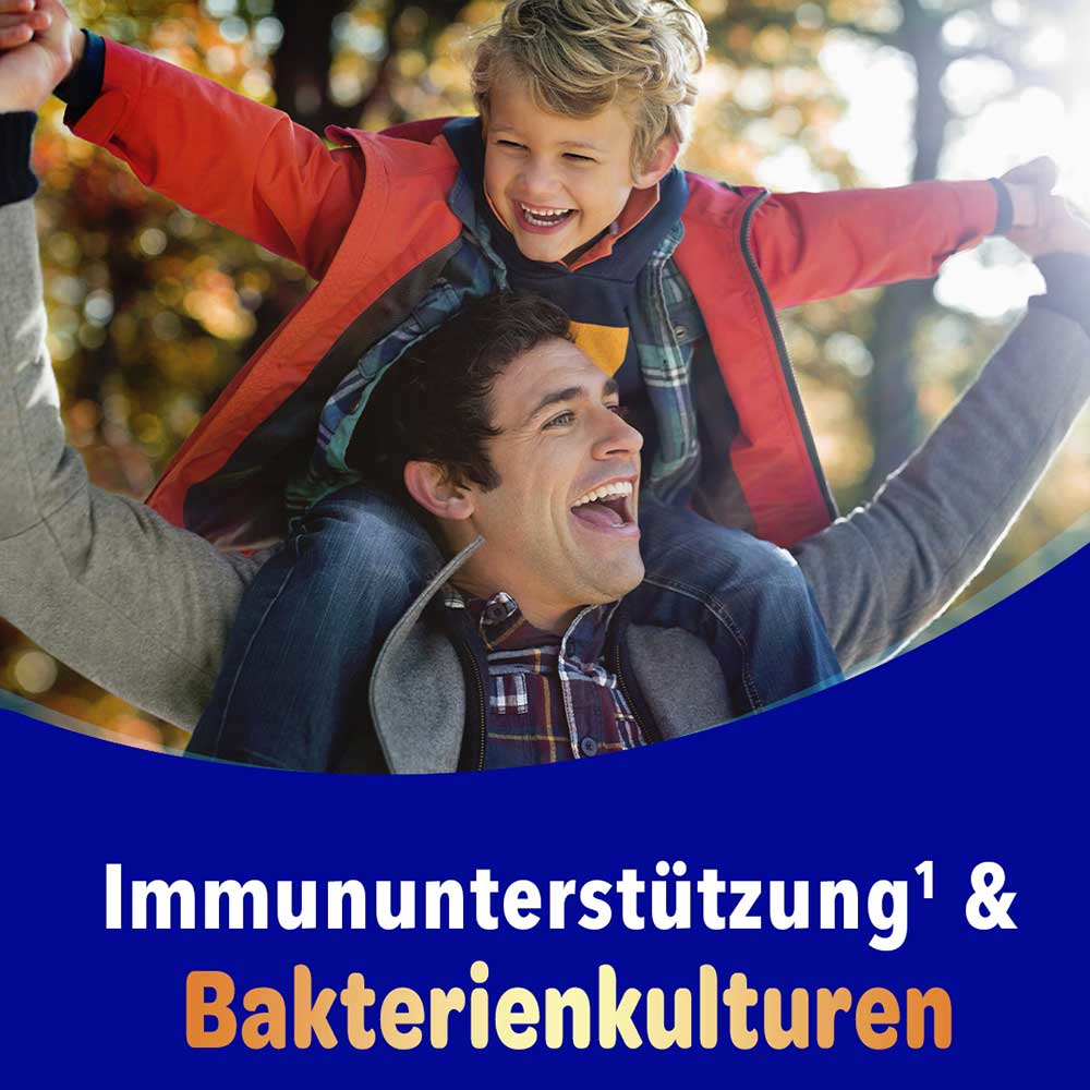 Vater hebt lachenden Sohn in die Luft im Herbstpark, mit dem Text „Immununterstützung & Bakterienkulturen"