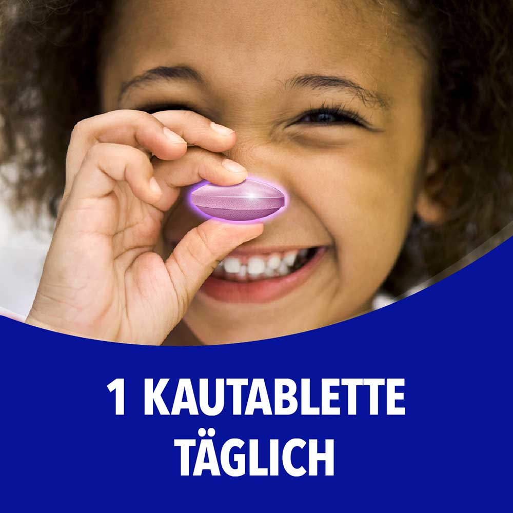 Lachendes Mädchen hält eine rosa Kautablette mit dem Text „1 Kautablette täglich"