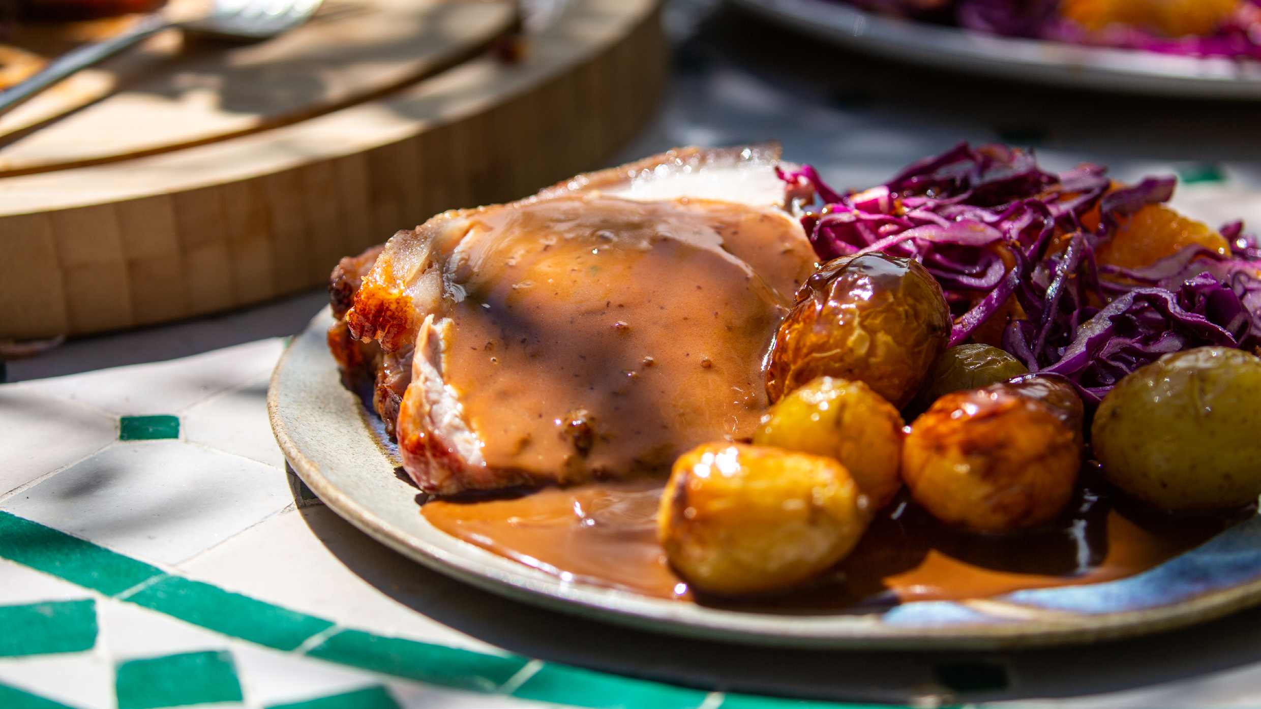 Opskrift Flaeskesteg Med Grillede Kartofler Brun Sauce Og Frisk Rodkalssalat