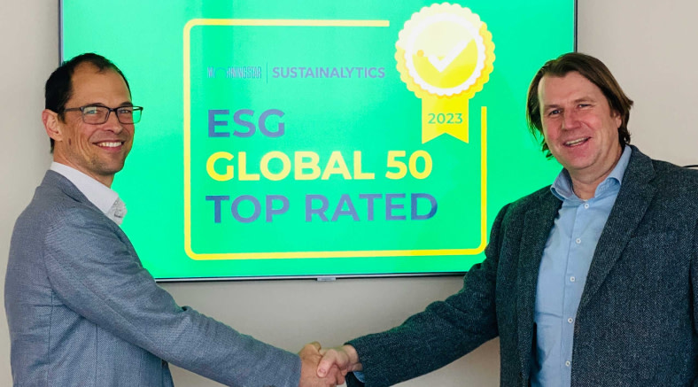 Image of BOAL Group CEO, Adri Pols (left), receiving ESG Global 50 award (Source: www.alumatzeeman.com)