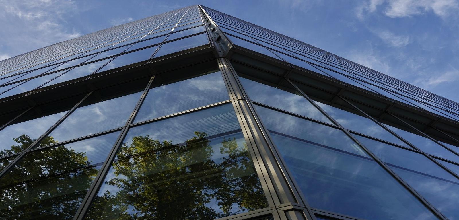 KnowESG_New Low-Carbon Glass Reduces Embodied Carbon by 50%
