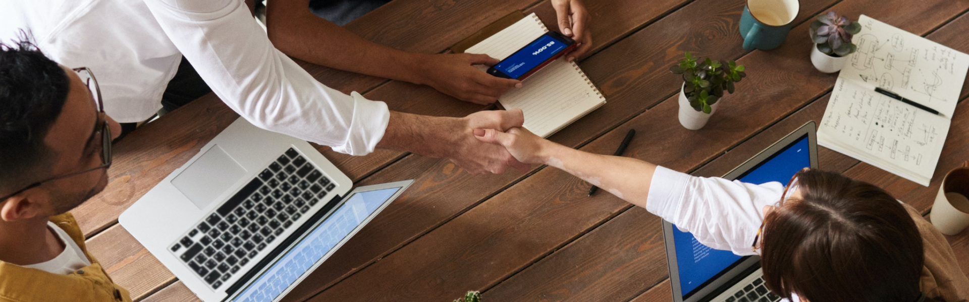 starten met crowdfunding - afbeelding van een groep mensen met laptop aan een tafel
