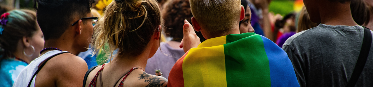 gay pride amsterdam 2022 - foto van vriendengroep met regenboogvlag