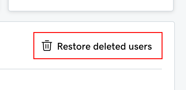 El botón Restaurar usuarios eliminados resaltado.