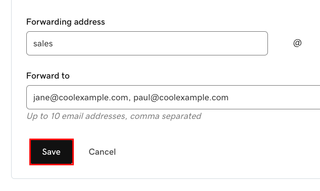 列出了具有 2 个电子邮件地址的用于将传入电子邮件转发至其中的转发地址示例，并突出显示了“保存”。