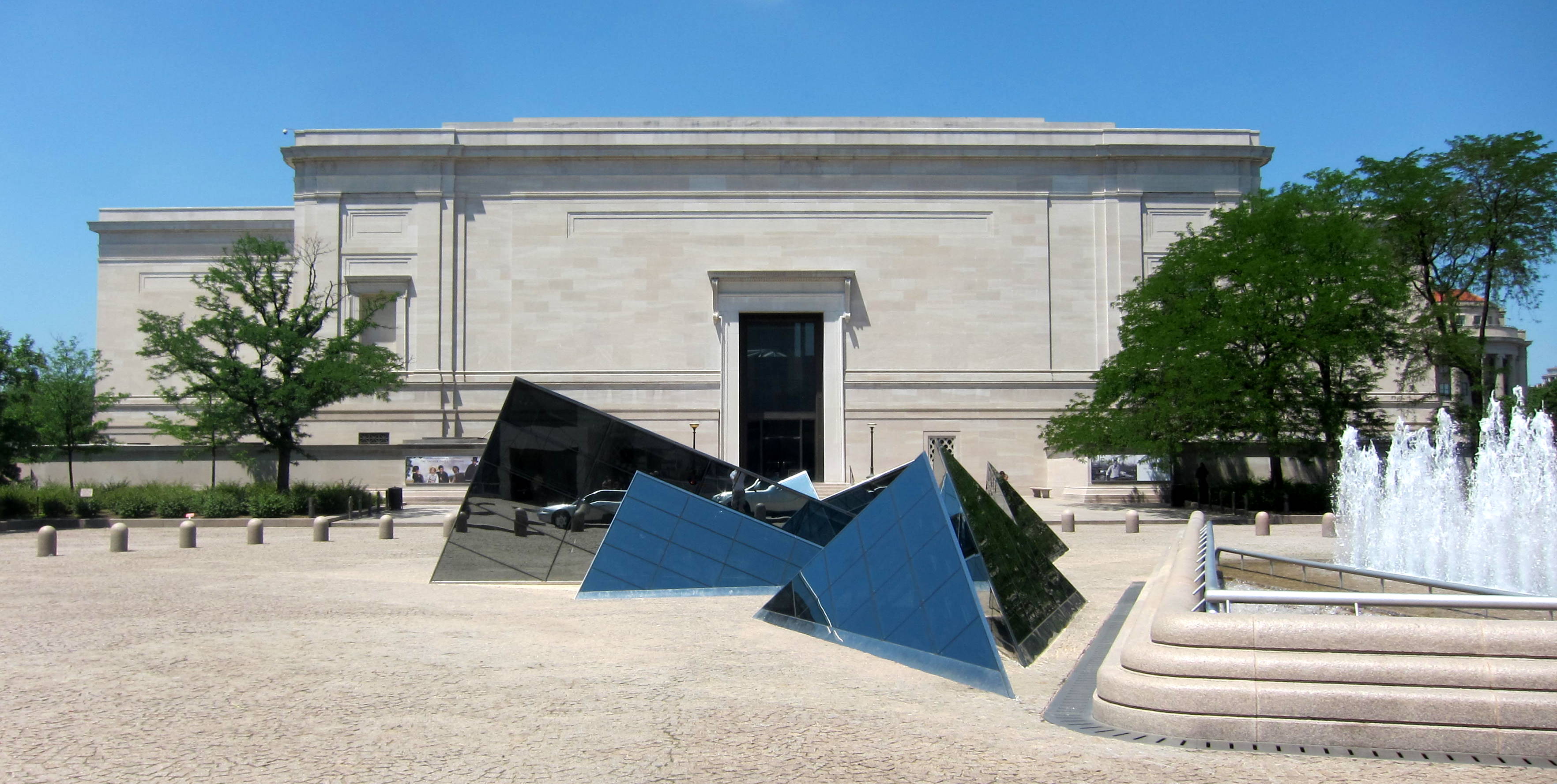 A photograph of the west building of the National Gallery of Art in Washington, D.C. West Building of the National Gallery of Art by AgnosticPreachersKid, CC BY-SA 3.0
