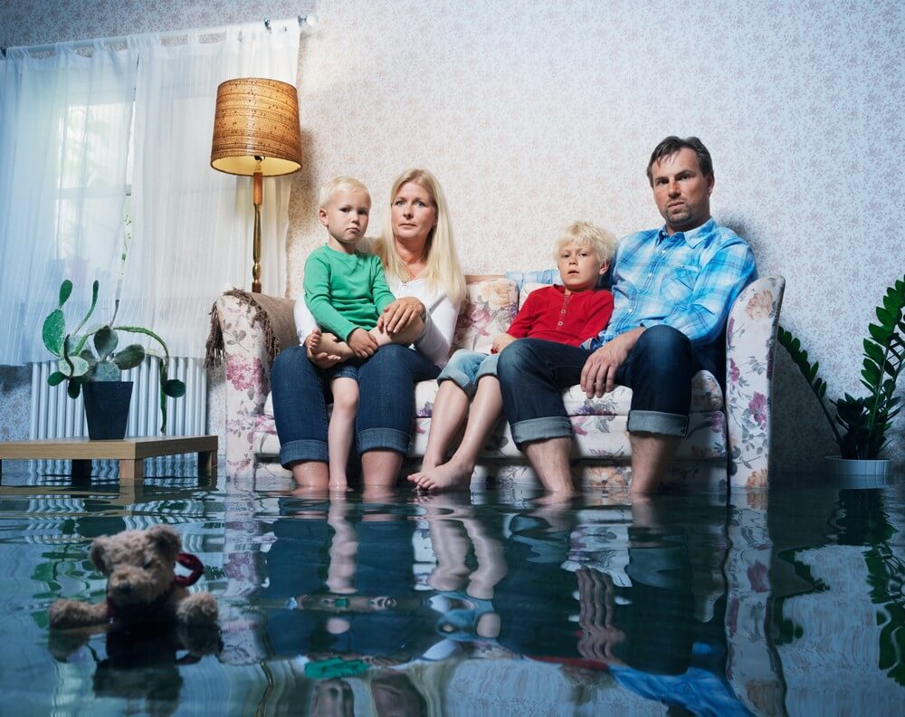 Assurance ménage: que couvre-t-elle et pourquoi est-elle importante? Une famille dans un salon inondé. Que couvre l’assurance ménage et pourquoi est-elle importante?