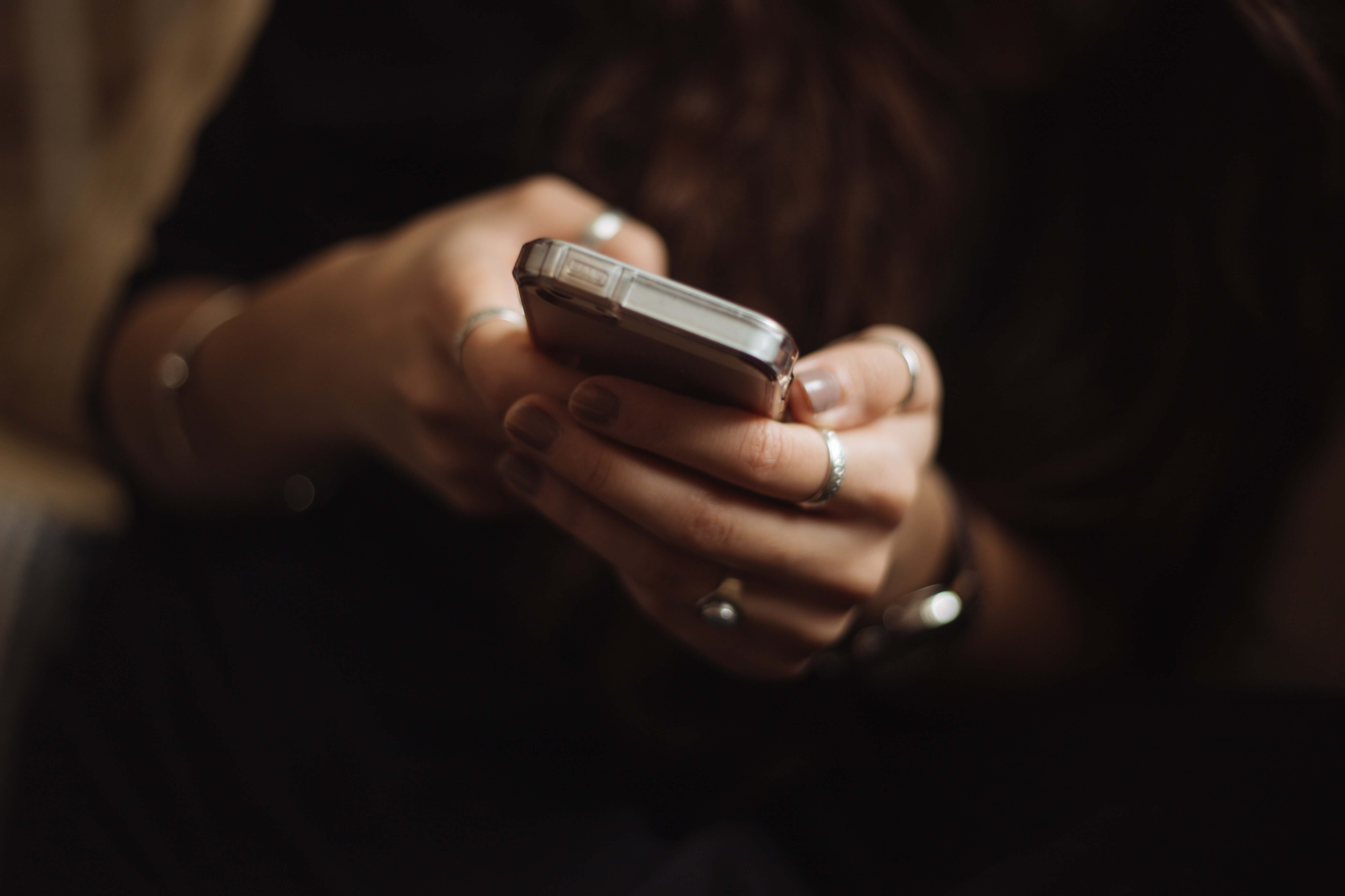 Assurance pour téléphone portable: quelle couverture choisir? Notre téléphone portable nous accompagne partout au quotidien: comment faut-il l’assurer?