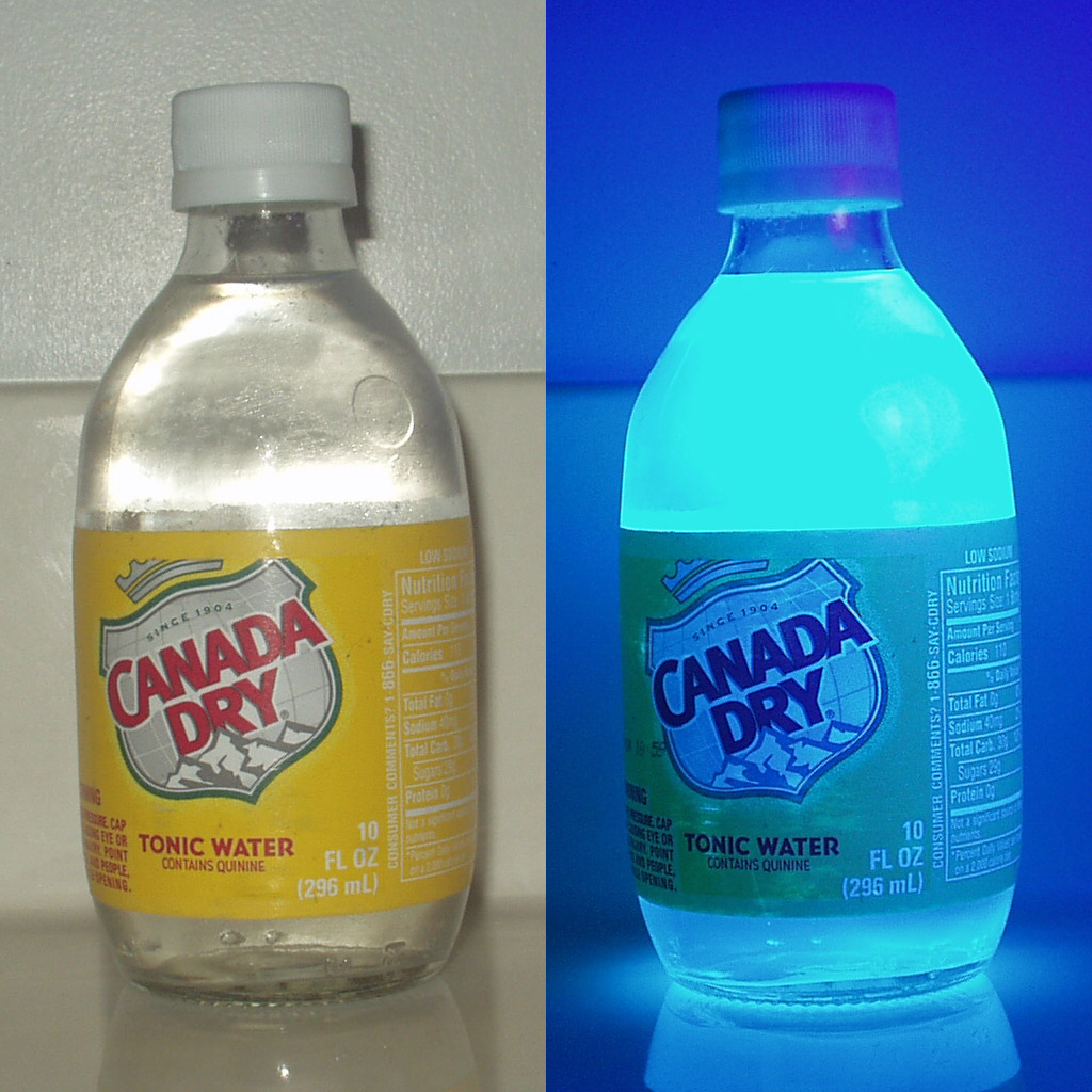 Tonic pod ultrafialovým světlem světélkuje díky chininu, hořké látce, která mu dává charakteristický okraj. Kredit: DBCLS, CC BY 4.0 via Wikimedia Commons