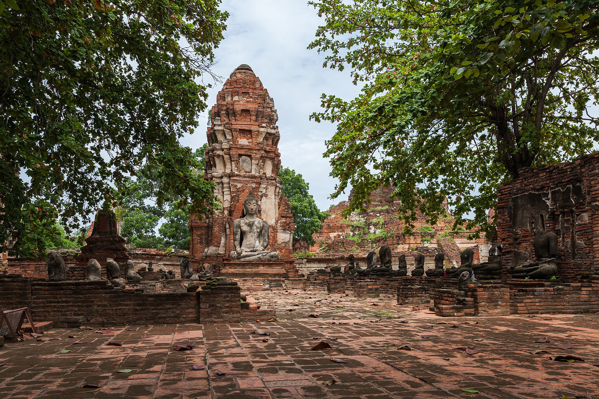 Wat Mahathat shows Ayutthaya’s brick ruins and sacred remains in concentrated form. Credit: Diego Delso, Wikimedia Commons, CC BY-SA 3.0