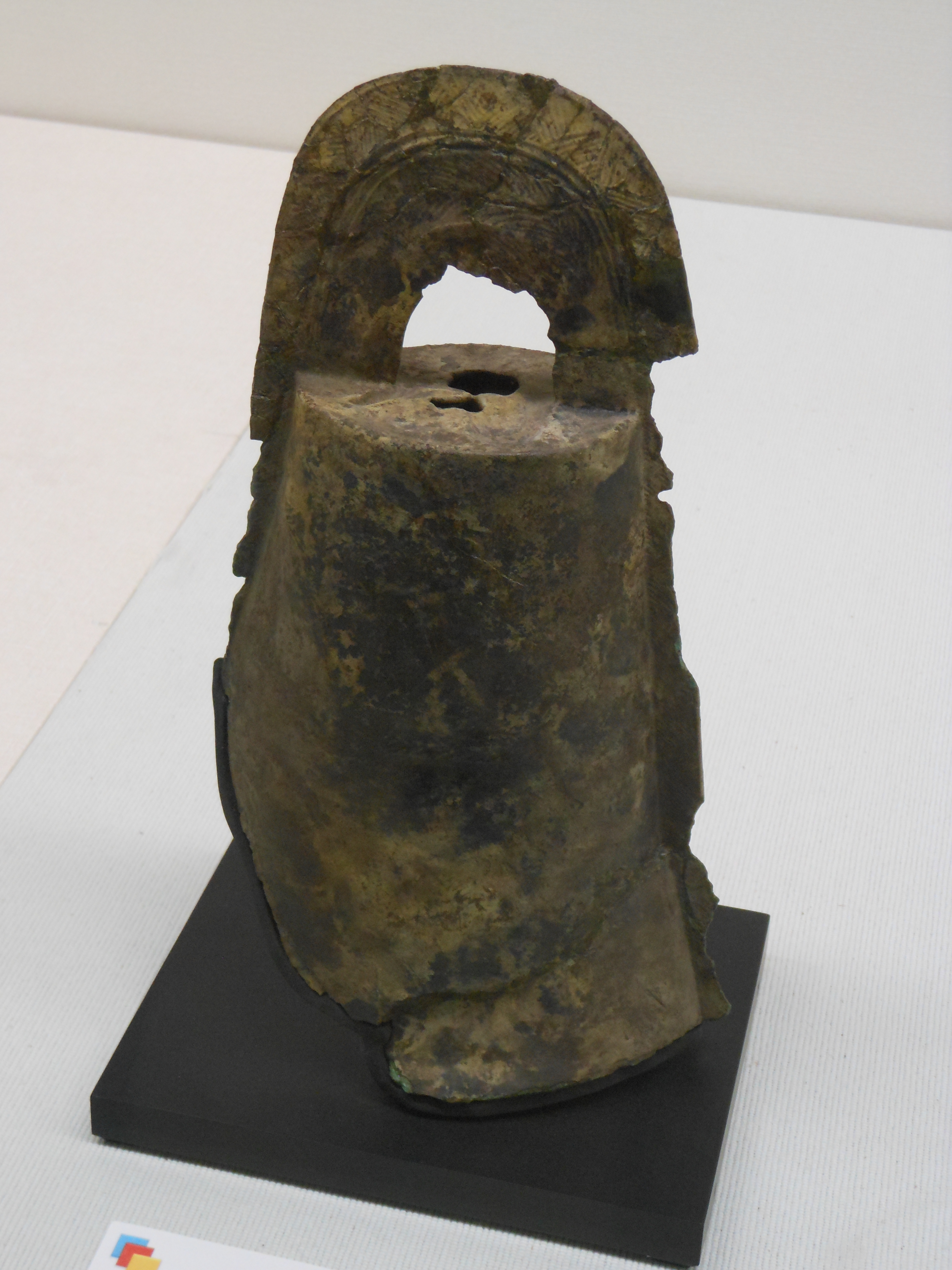 Bronzový zvon dōtaku z Jošinogari připomíná svět období Jajoi: zemědělství, rituál a pevninské vazby, které archeologie přináší do debaty o DNA. Kredit: Pekachu, CC BY-SA 4.0 via Wikimedia Commons