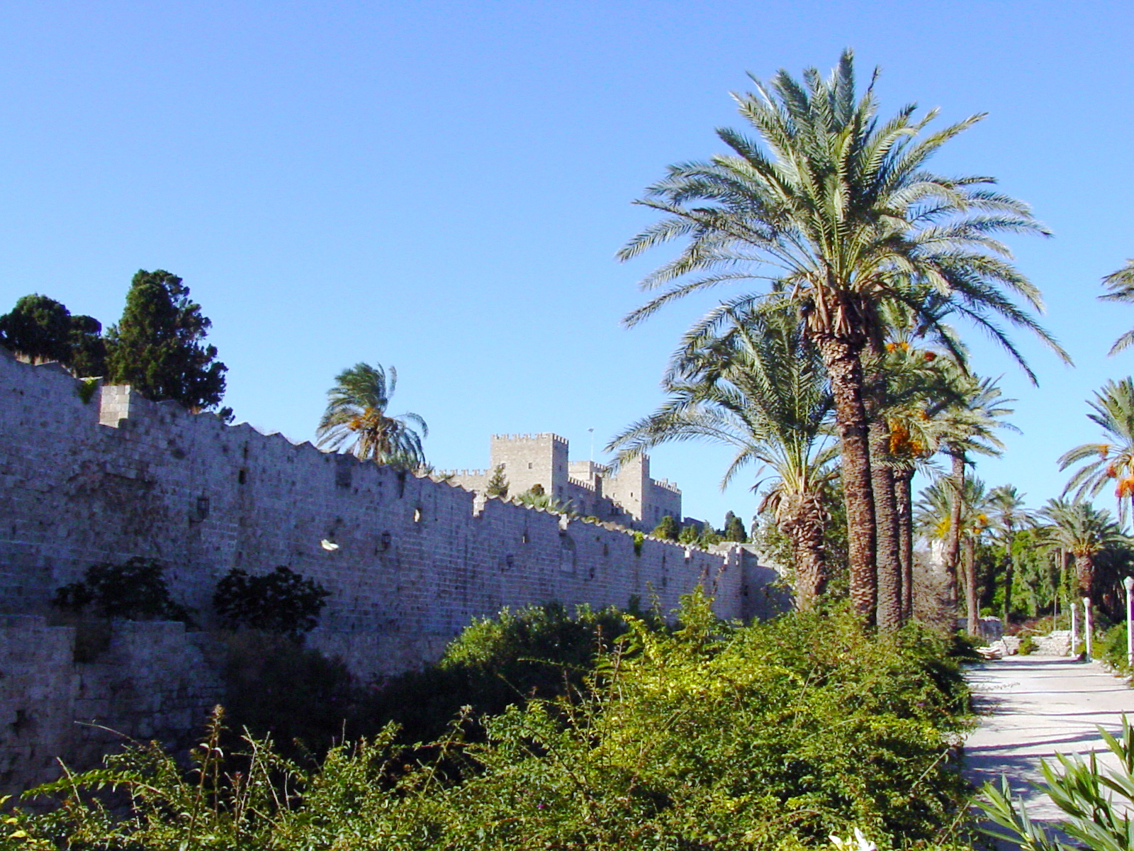 By the Old Town Walls - Rhodes-1534091027. Photo: TravelingOtter, Wikimedia Commons, CC BY 2.0