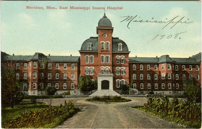 Historický snímek East Mississippi State Hospital — volně dostupný kontext mississippských psychiatrických institucí, nikoli fotografie samotného hřbitova v Jacksonu. Kredit: Mississippi Department of Archives and History, Wikimedia Commons, public domain