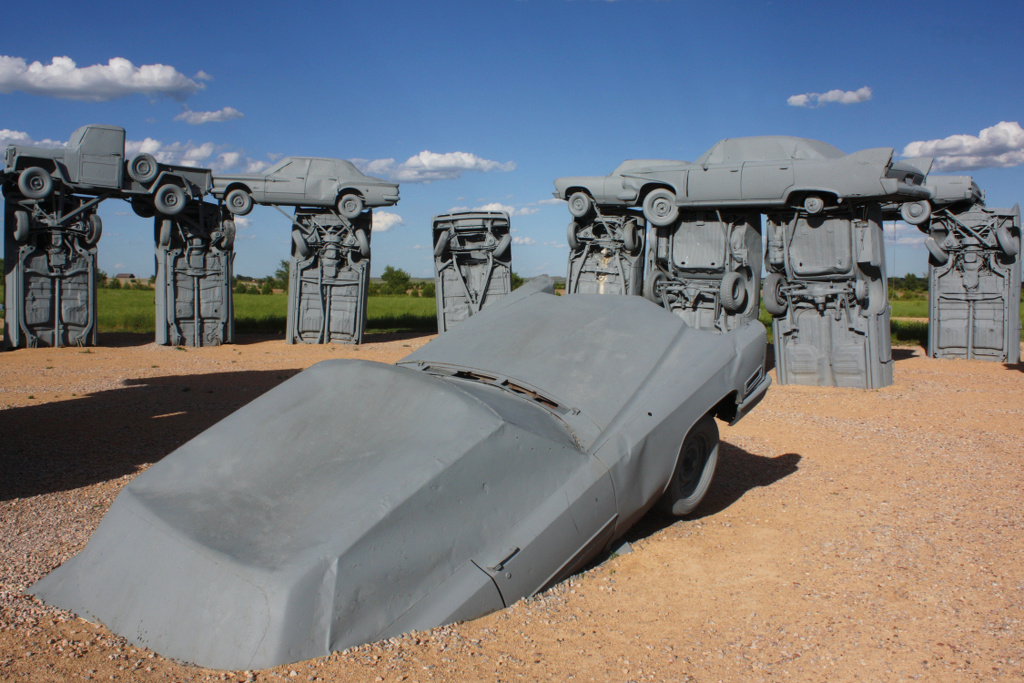 Středové vozy Carhenge zviditelňují odkaz na Stonehenge, ale zároveň ponechávají prostředí jednoznačně nebraské. Kredit: A452, Wikimedia Commons, CC BY-SA 4.0