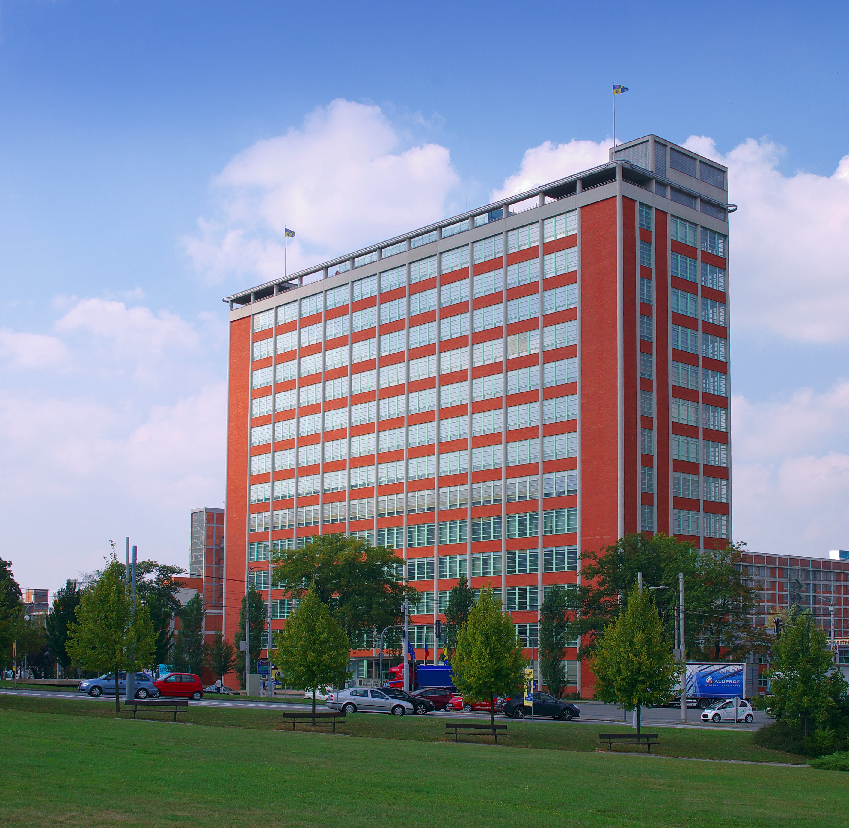 Baťův mrakodrap ve Zlíně proměnil firemní správu ve viditelnou součást městského panoramatu. Kredit: Wikimedia Commons, licencované médium Commons