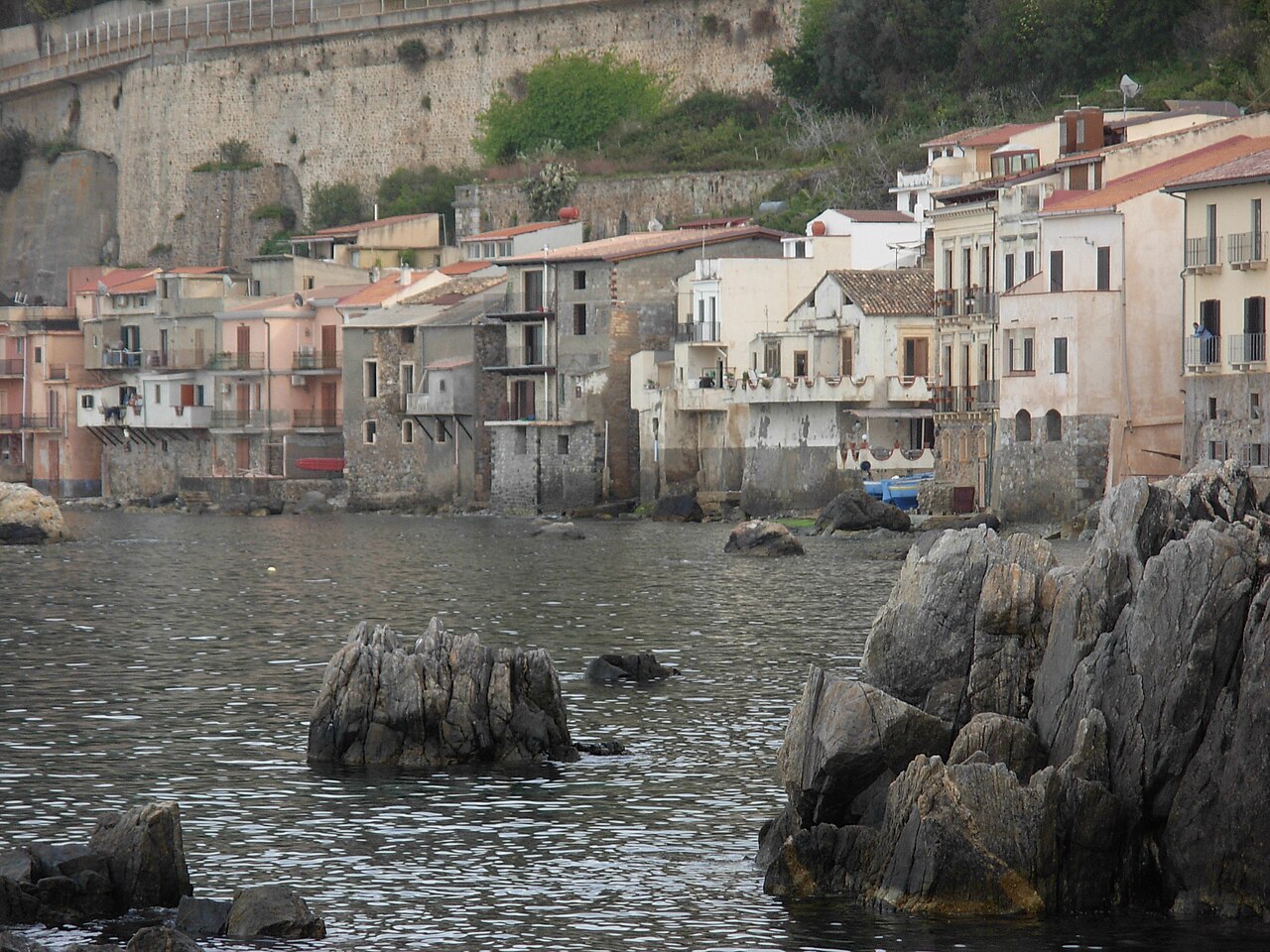 Scilla a Chianalea: průzračná voda, lodě na mečouny a úžina z mýtů