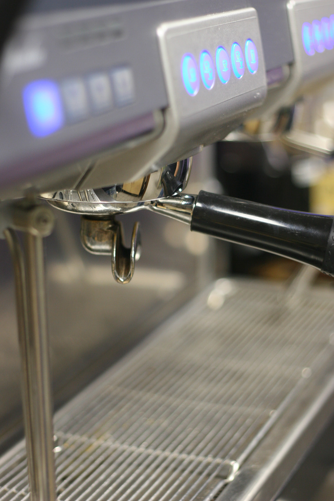 Espresso tonic začíná technologií espressa: tlak, mletí, dávka a extrakce určují chuť ještě před tím, než nápoj potká led. Kredit: David Joyce, CC BY-SA 2.0 via Wikimedia Commons