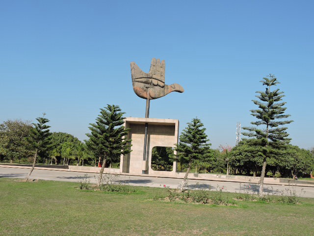 Monument Otevřená ruka v Kapitolském komplexu v Čandígarhu. Foto: Harvinder Chandigarh, Wikimedia Commons, CC BY-SA 4.0