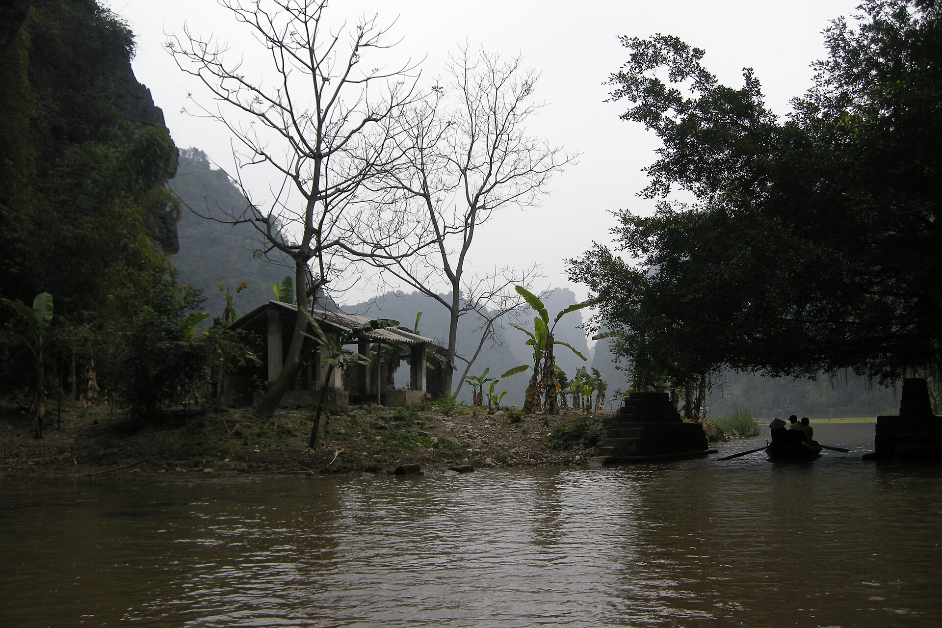 Tam Coc ukazuje, jak rýžové hospodaření během roku mění slavný pohled na řeku a útesy. Kredit: Vyacheslav Argenberg, Wikimedia Commons, CC BY 4.0