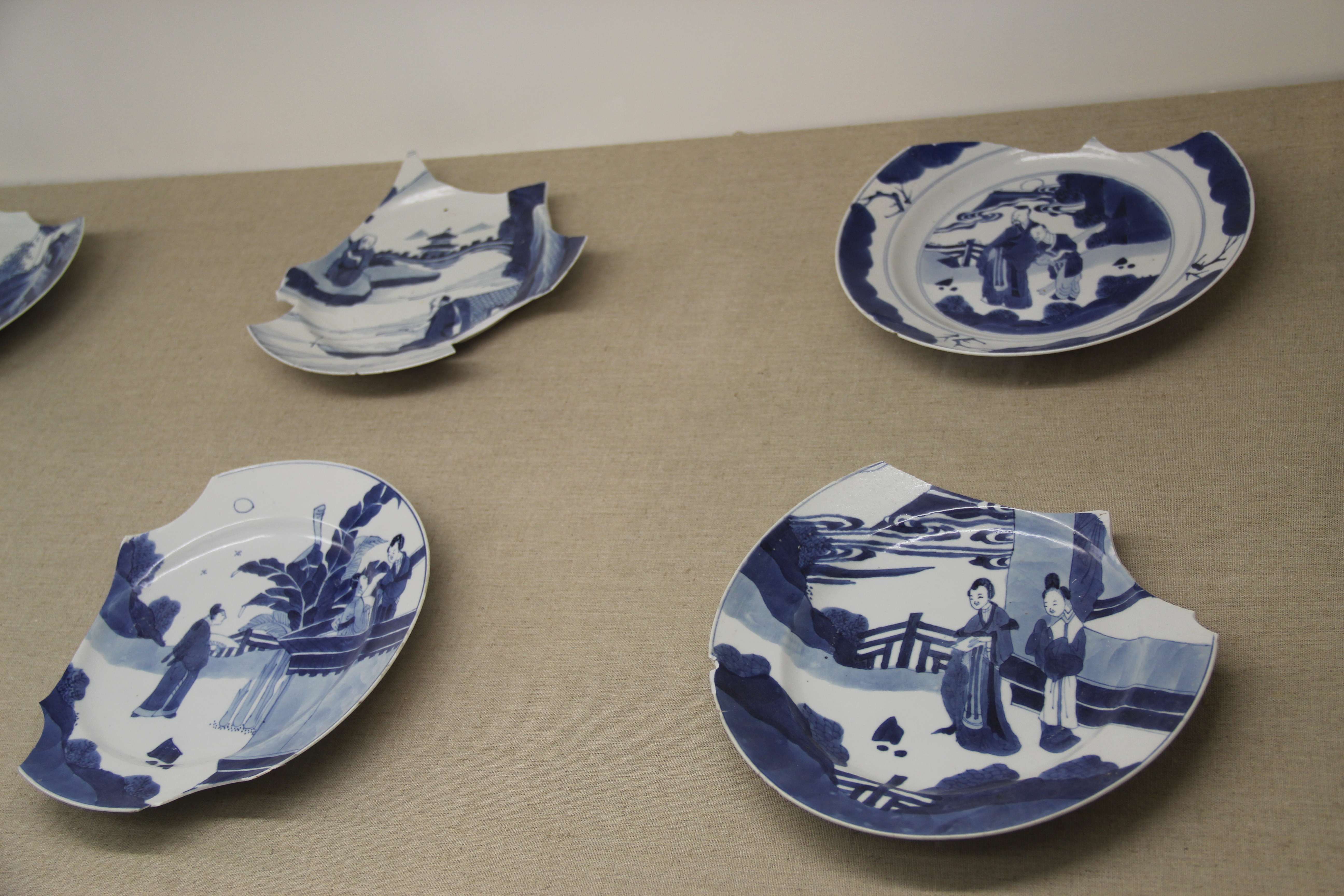 Porcelán z vraku v expozici podmořské archeologie — srovnatelný křehký náklad ukazuje, proč jsou celé stohy porcelánu na norském mořském dně neobvyklé. Kredit: Gary Todd, Wikimedia Commons, CC0