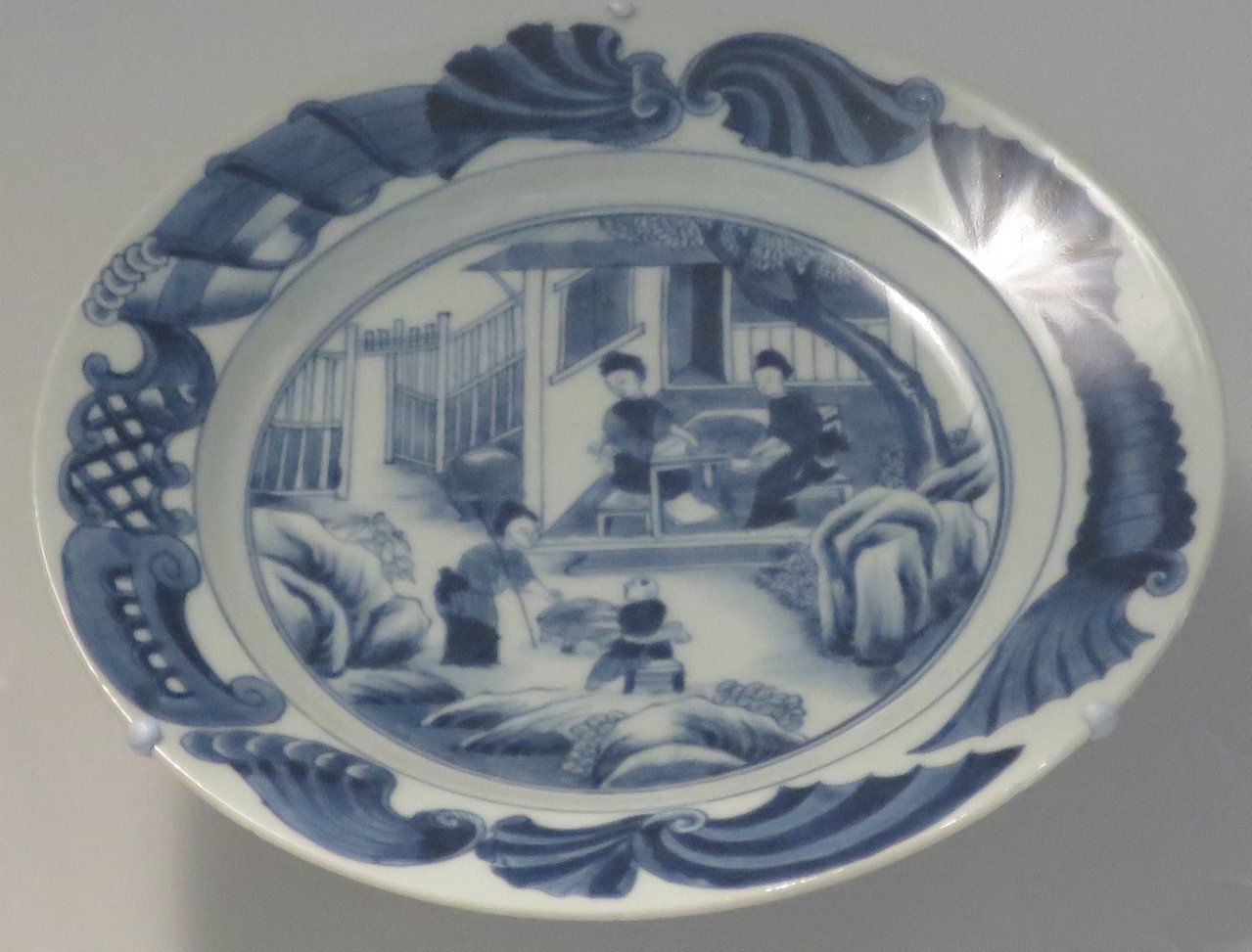 Čínský exportní porcelánový talíř z poloviny 18. století — muzejní příklady pomáhají představit typ hodnotného stolního zboží, které obíhalo severoevropským obchodem. Kredit: Honolulu Museum of Art / Hiart, Wikimedia Commons, CC0