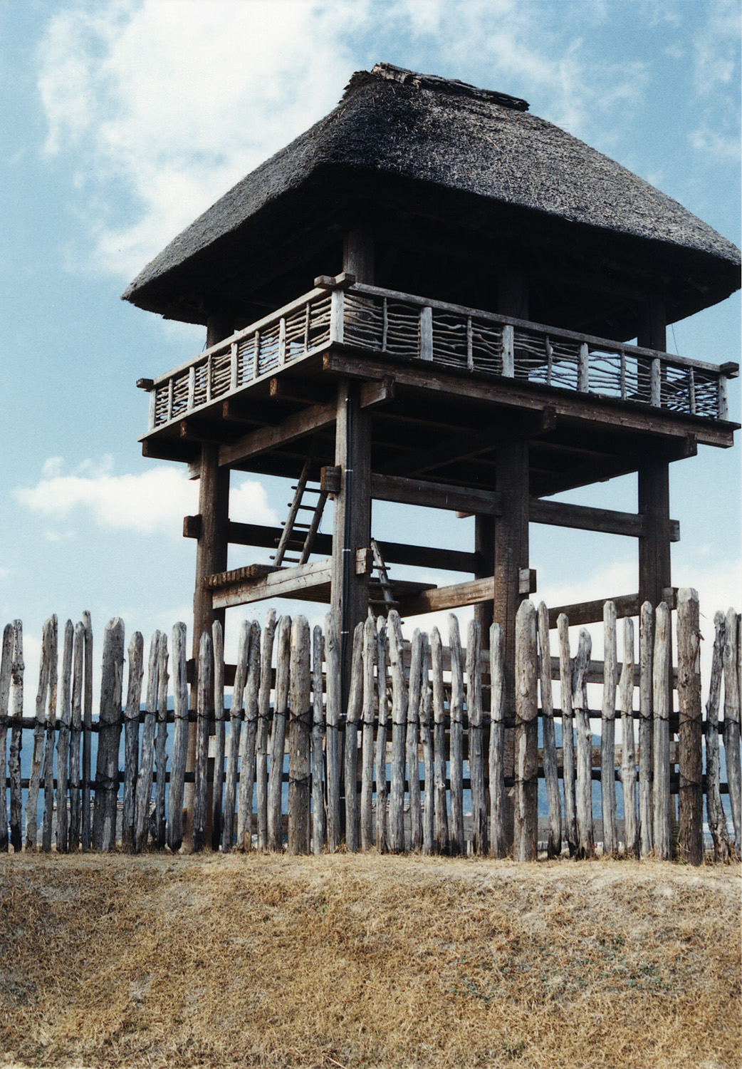 Jošinogari v prefektuře Saga patří k nejznámějším archeologickým krajinám období Jajoi a dává kontext debatám o migraci, zemědělství a společenské změně. Kredit: Wikimedia Commons, public domain