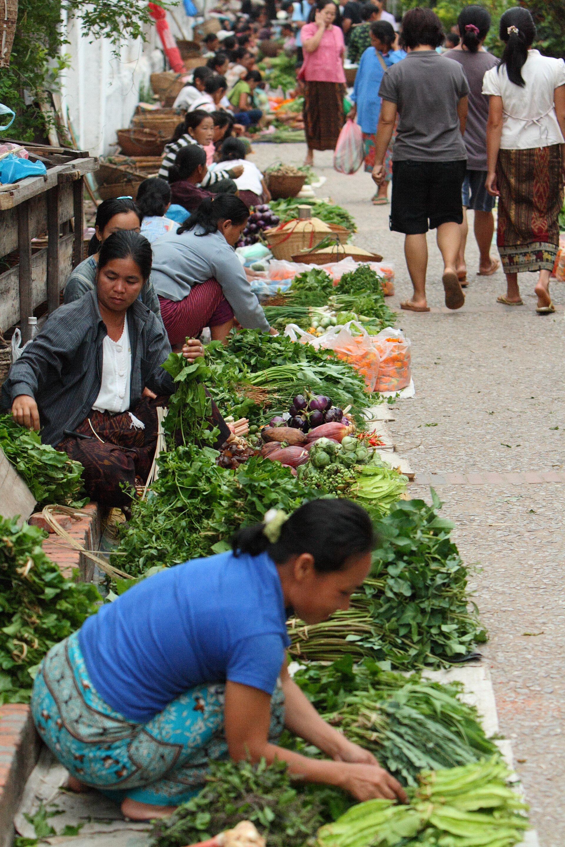 The morning market is part of the city’s daily food system, not just a visitor attraction. Photo: Benh LIEU SONG, Wikimedia Commons, CC BY-SA 3.0.
