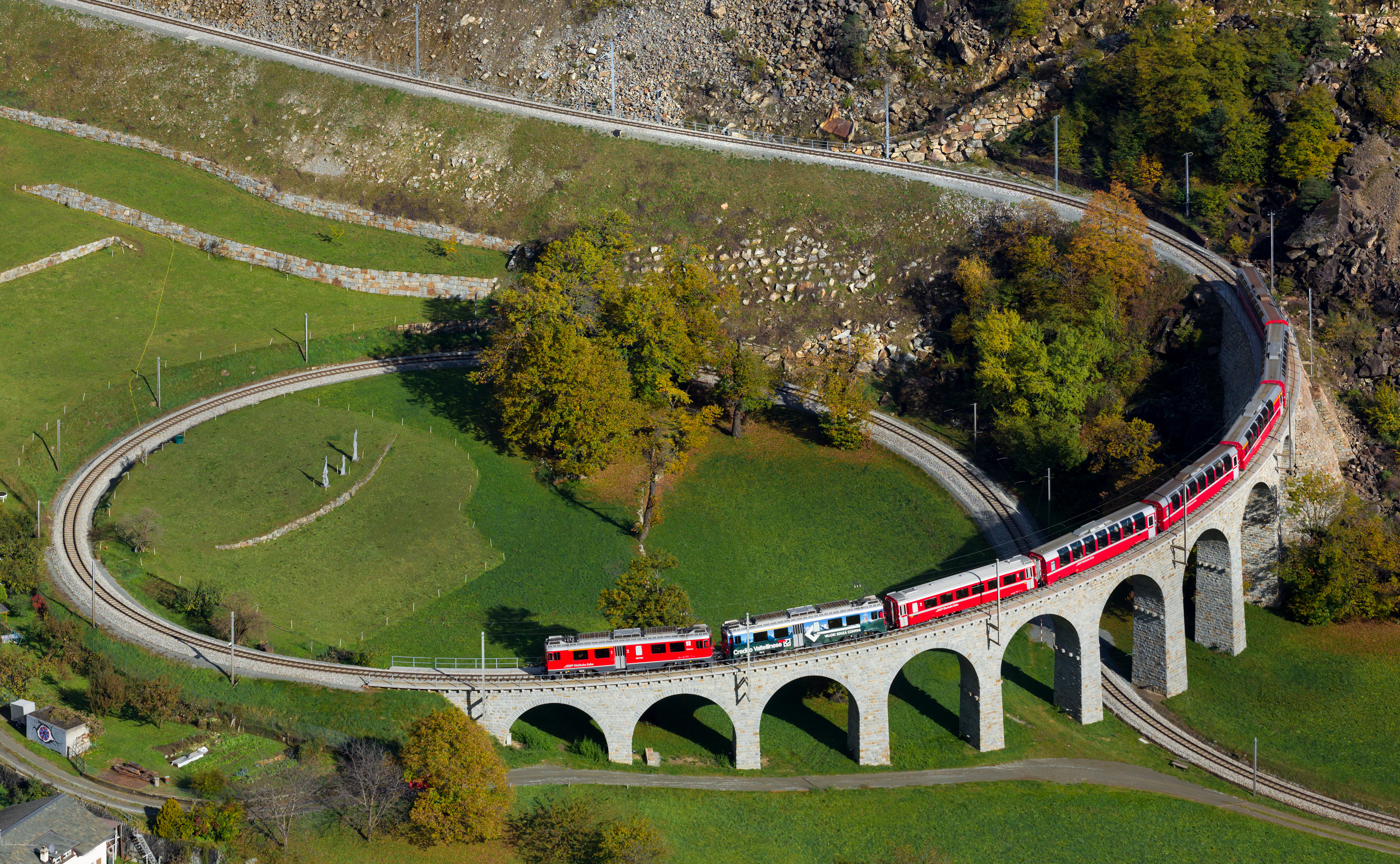 Berninská trať na spirálovém viaduktu Brusio. Foto: David Gubler, Wikimedia Commons, CC BY 3.0.