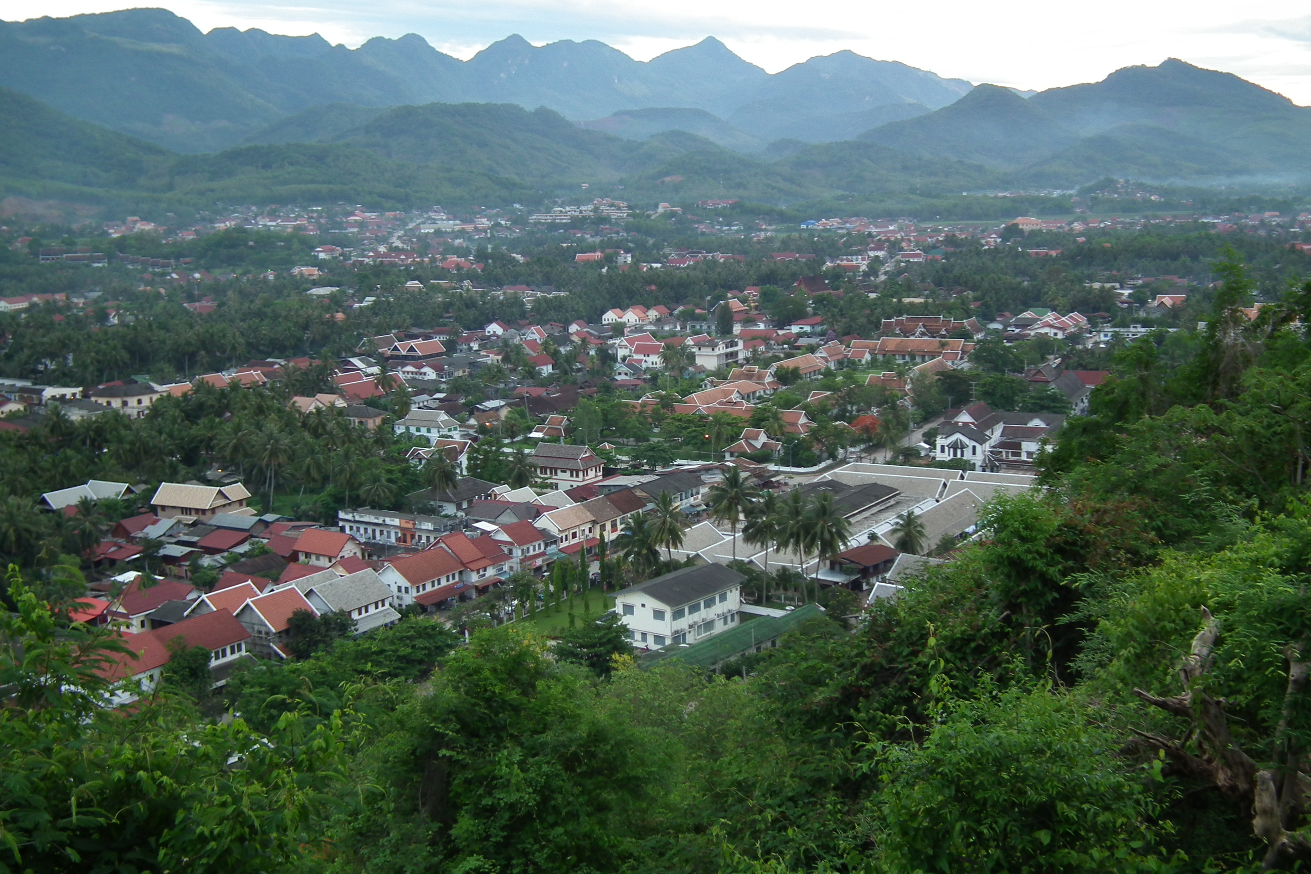 Luang Prabang: chrámy, rána u Mekongu a trh, který vstává před horkem