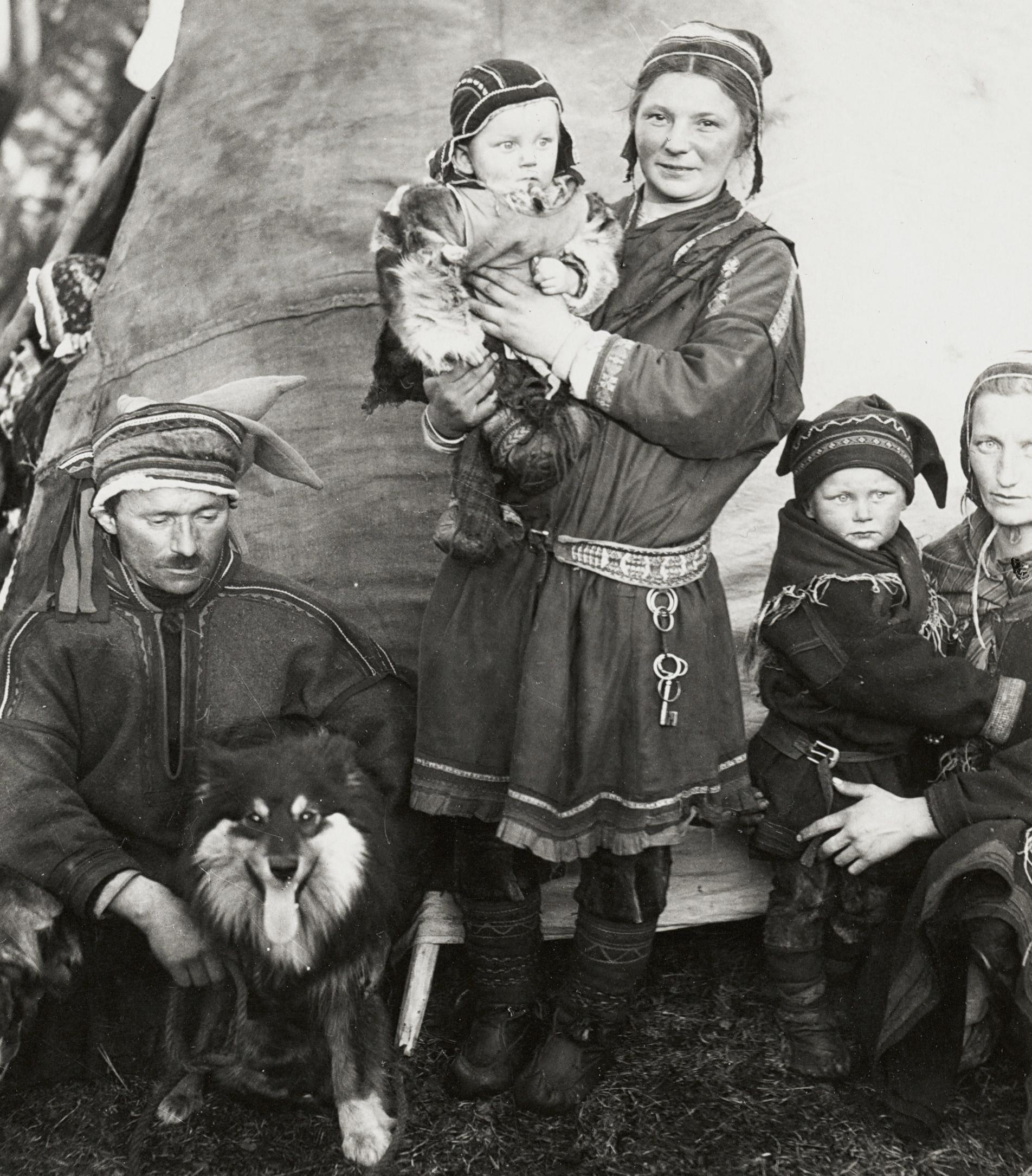 Sámská rodina vyfotografovaná ve Finsku roku 1936 — snímek poskytuje pozdější kulturní kontext, nikoli portrét jednotlivce z Kitky. Kredit: Kortcentralen Helsingfors, Wikimedia Commons, public domain
