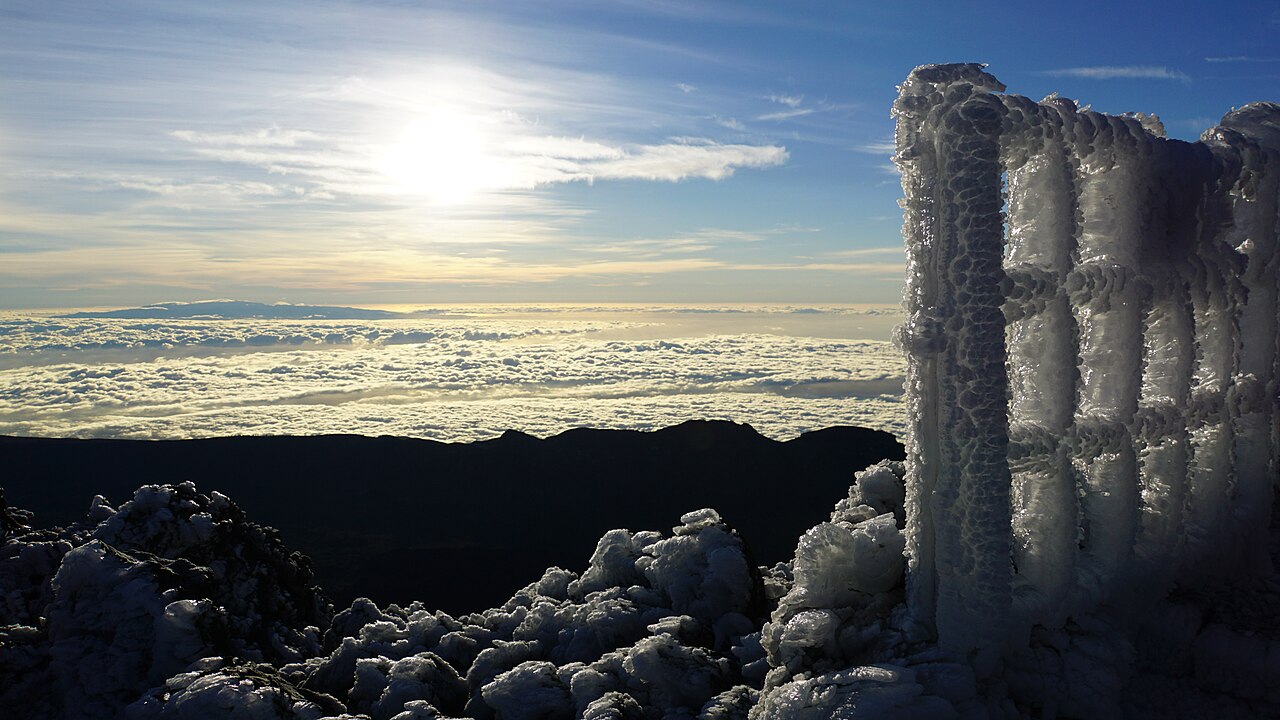 Hřbety pod Teide a moře oblaků ukazují, jak výška Tenerife nutí vlhký pasátový vzduch stoupat, chladnout a obtékat ostrov. Kredit: H. Zell, Wikimedia Commons, CC BY-SA 3.0