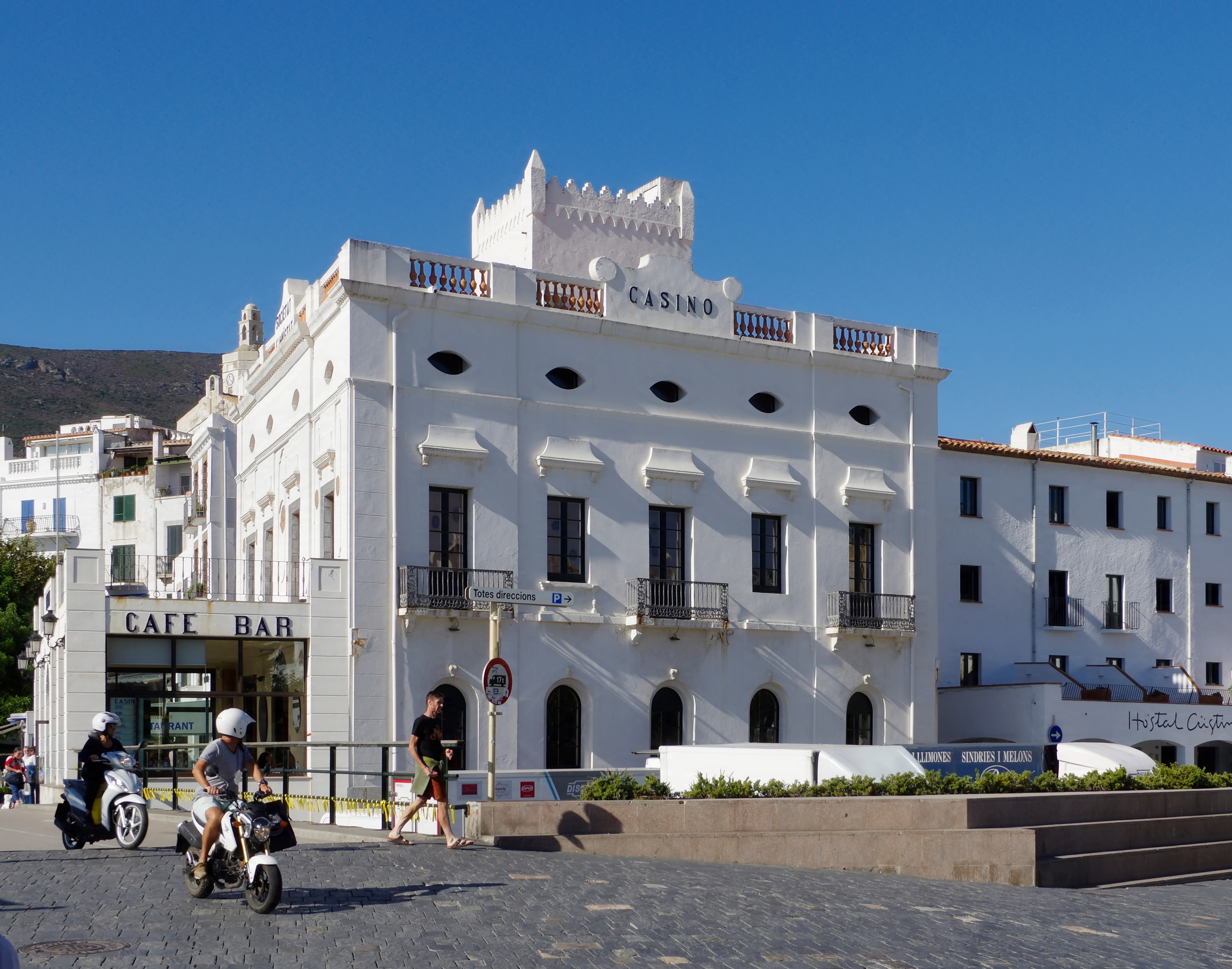 Cadaqués is best read through its lanes, steps and harbour views. Photo: Berthold Werner, Wikimedia Commons, CC BY-SA 4.0