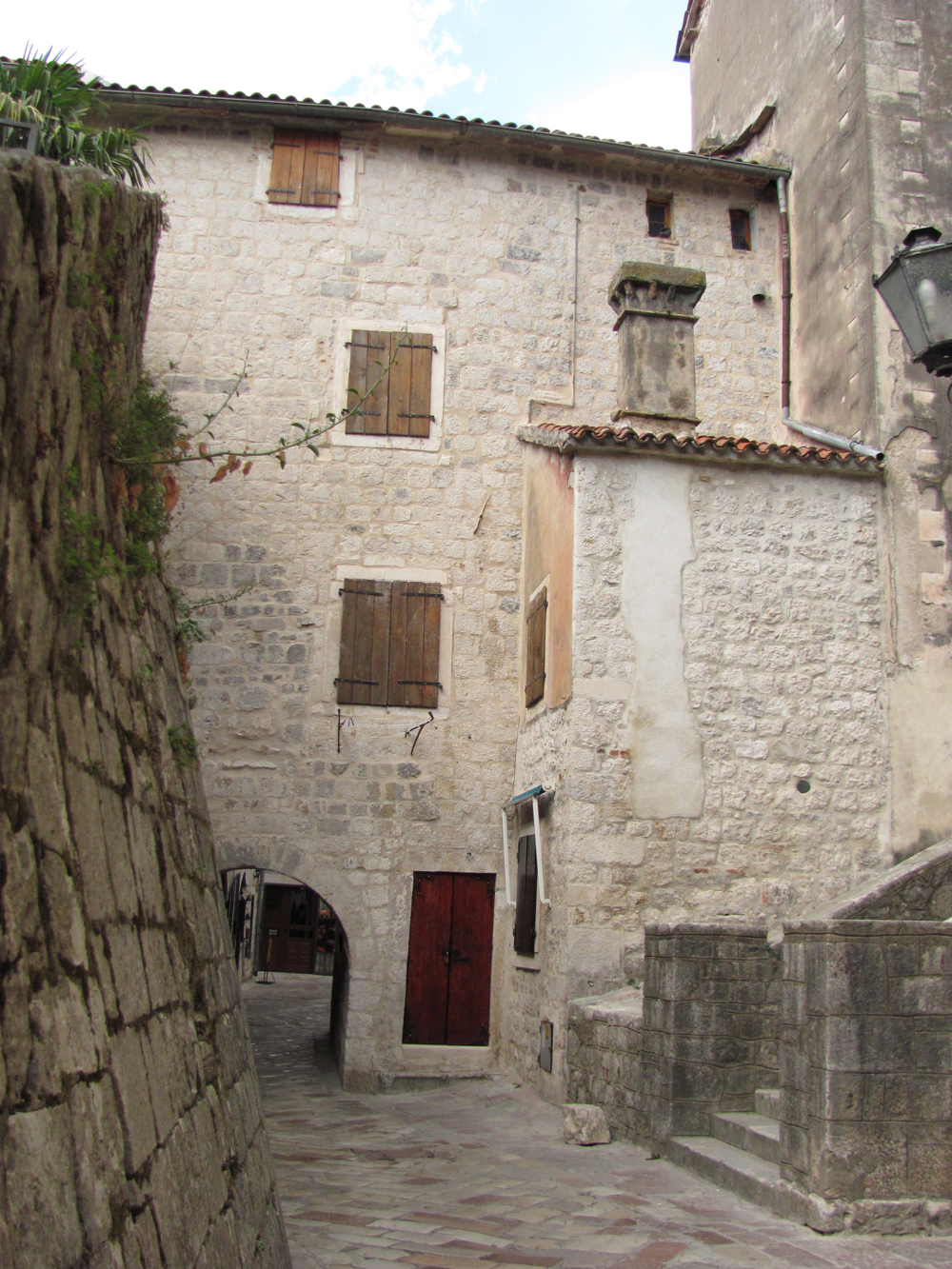 From above, Kotor’s roofs show how tightly the town sits between the bay and the limestone slope. Credit: Tiia Monto, Wikimedia Commons, CC BY-SA 3.0