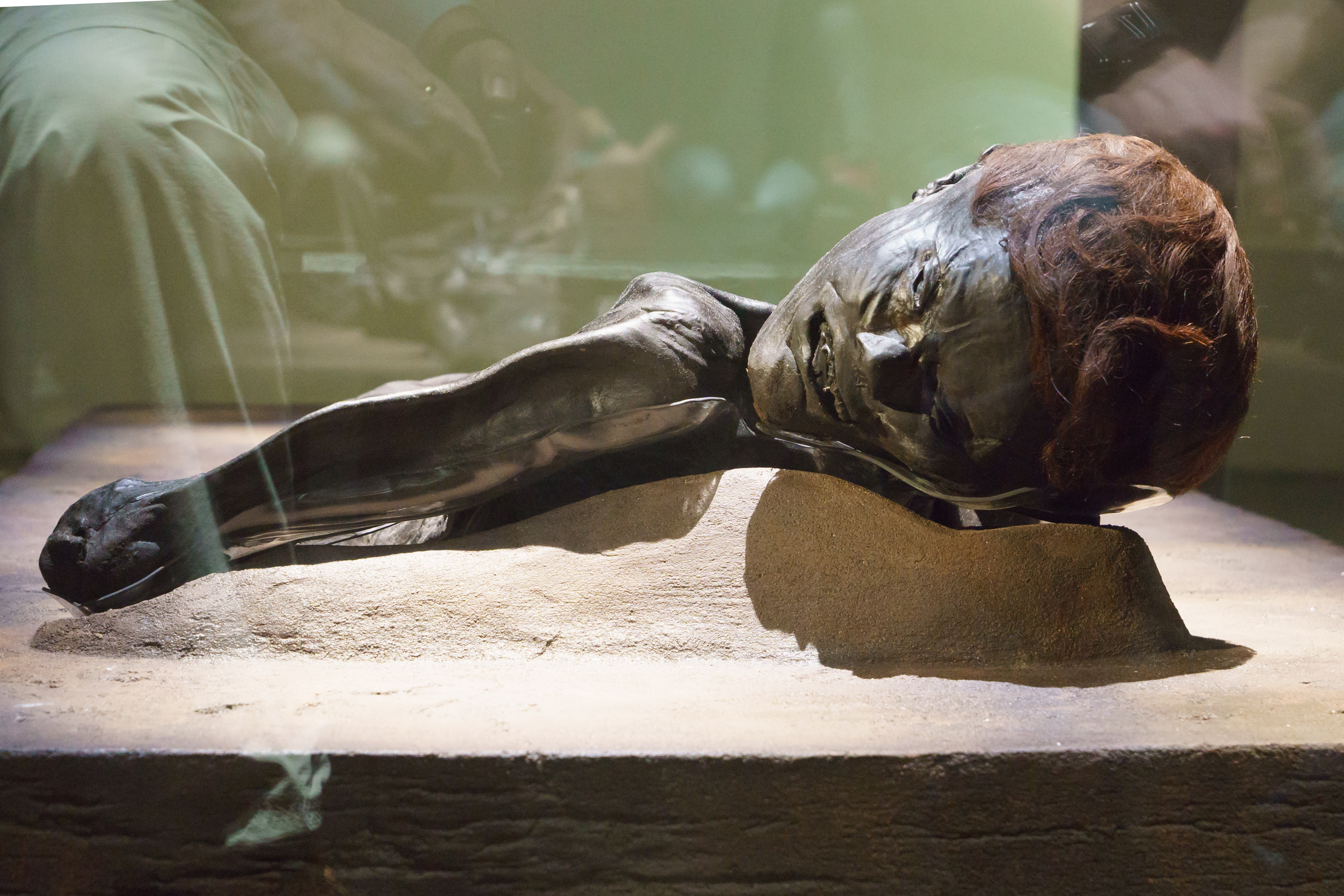 Grauballe Man v muzeu Moesgaard připomíná, že výzkum lidí z bažin je zároveň otázkou konzervace, vystavení a opatrného výkladu. Foto: Colin, Wikimedia Commons, CC BY-SA 4.0