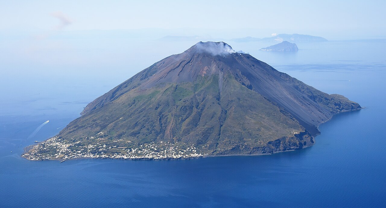 Stromboli z výšky, jeden z aktivních sopečných ostrovů Liparského souostroví. Foto: Carsten Steger, Wikimedia Commons, CC BY-SA 4.0