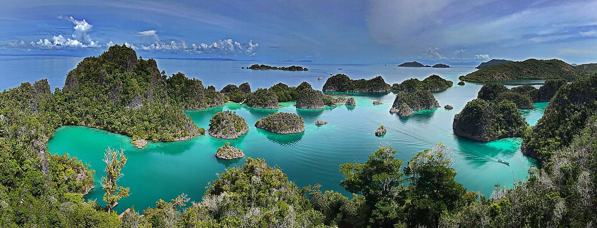 Raja Ampat: útesy, vesnické homestaye a ságové jídlo v indonéském modrém souostroví