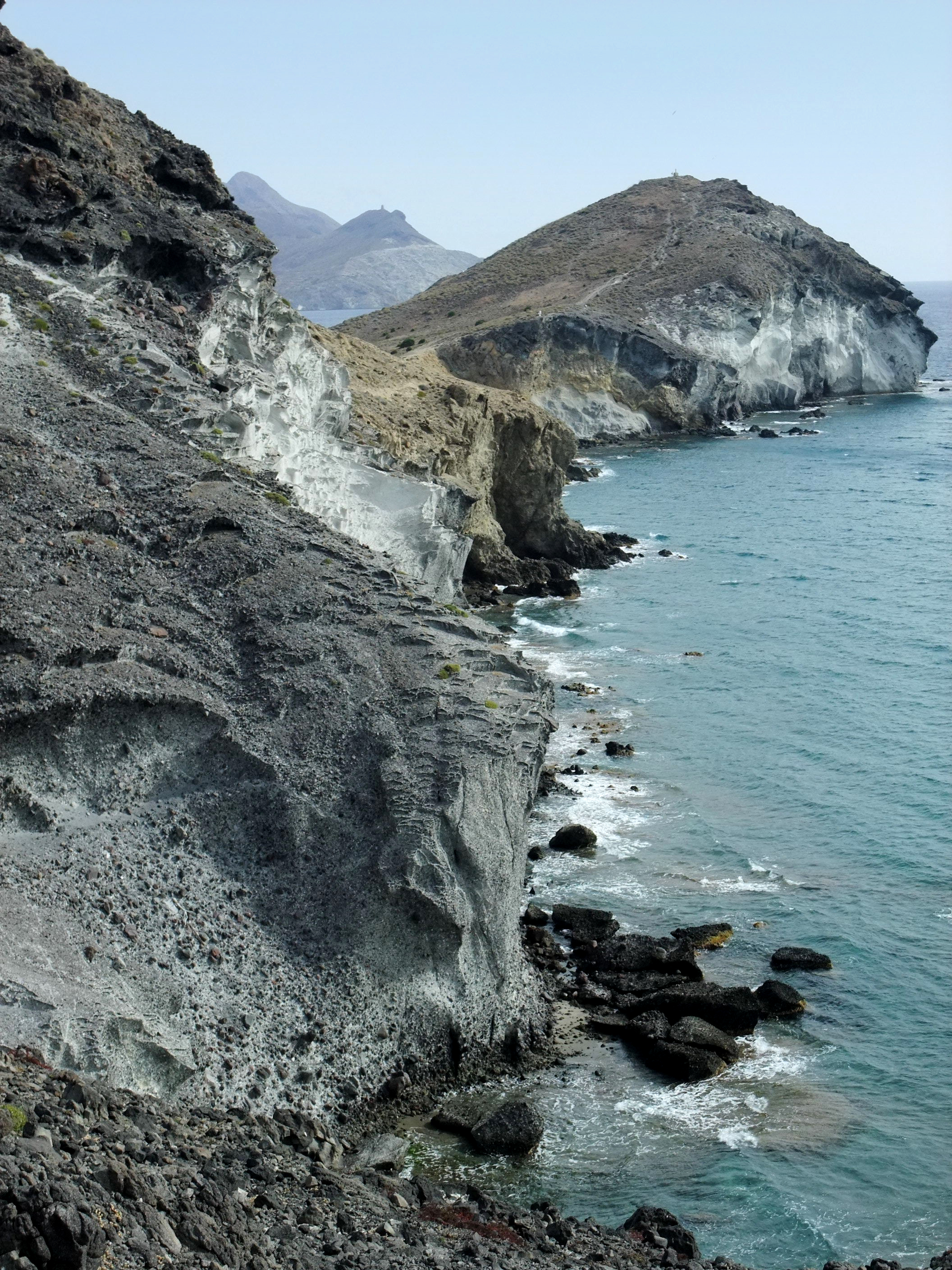 Sopečné útesy a pláž u Mónsulu v přírodním parku Cabo de Gata-Níjar. Foto: Wikimedia Commons, svobodná licence.