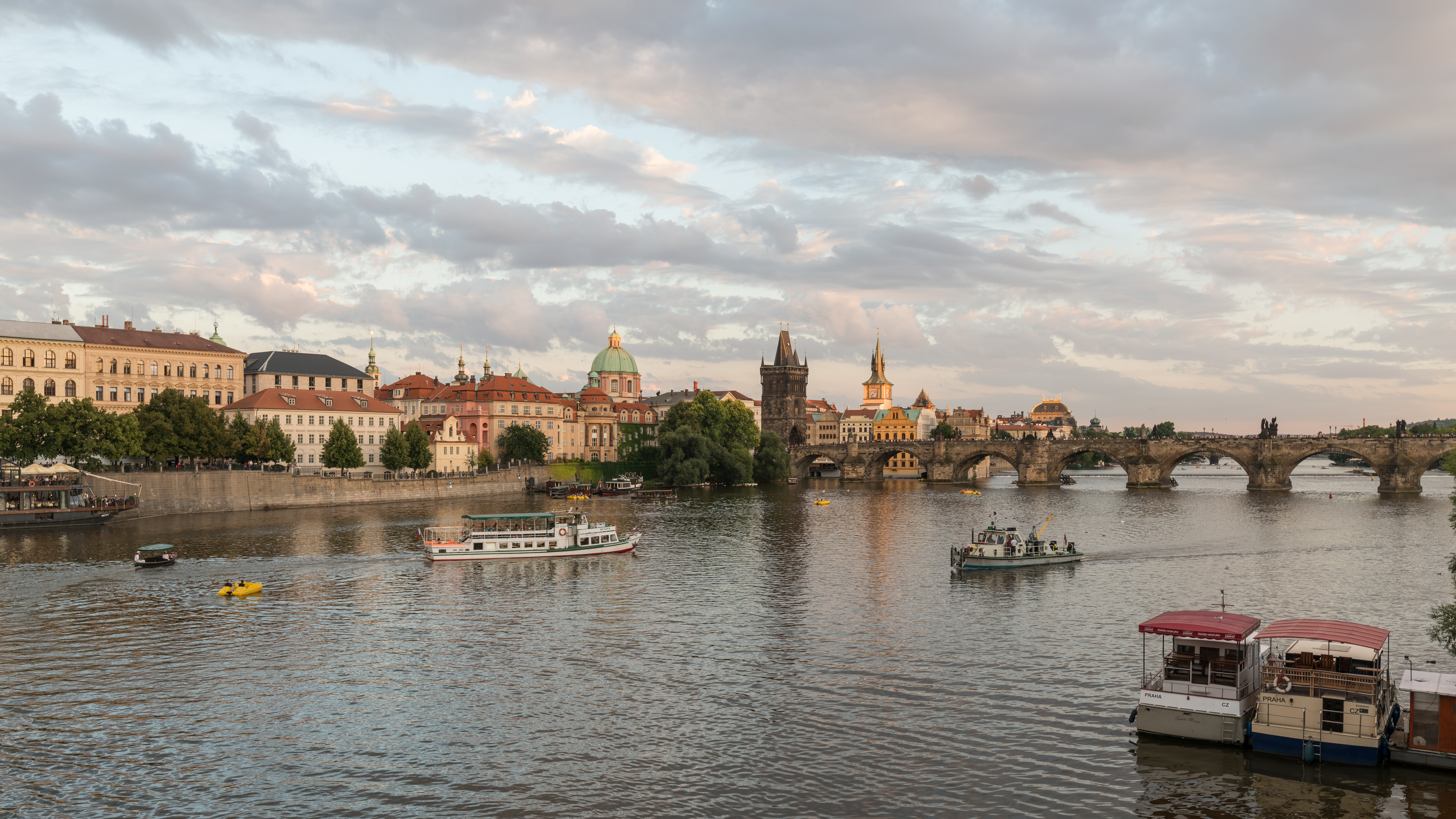 Charles Bridge, Prague. Photo: DXR, Wikimedia Commons, CC BY-SA 4.0.