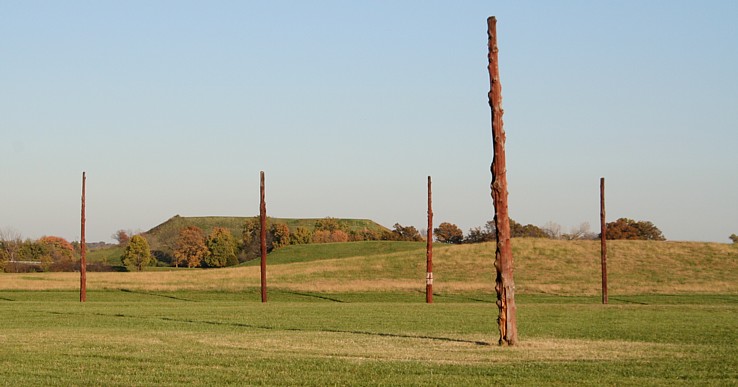 Rekonstruovaný Woodhenge v Cahokii pomáhá pochopit, jak se v městském uspořádání propojovalo pozorování, obřad a veřejný prostor. Kredit: Jqjacobs, Wikimedia Commons, CC BY-SA 3.0
