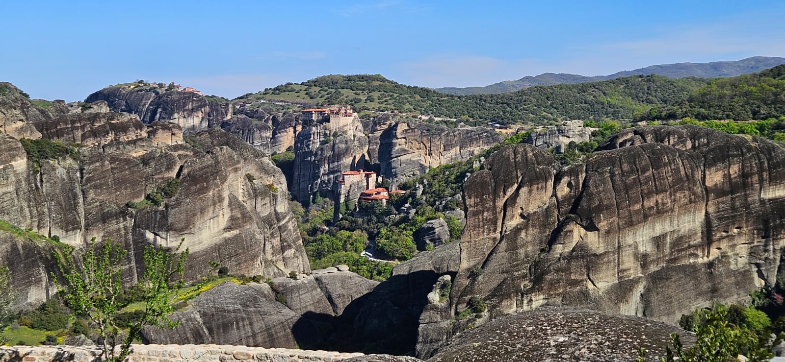 Meteora v Řecku: kláštery na kamenných pilířích a tiché stezky pod nimi