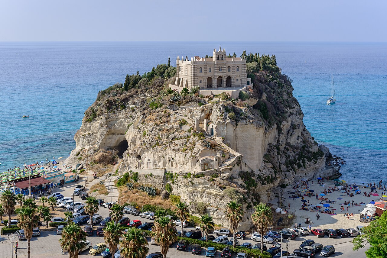 Tropea a Pobřeží bohů: kalábrijské město nad průzračným mořem