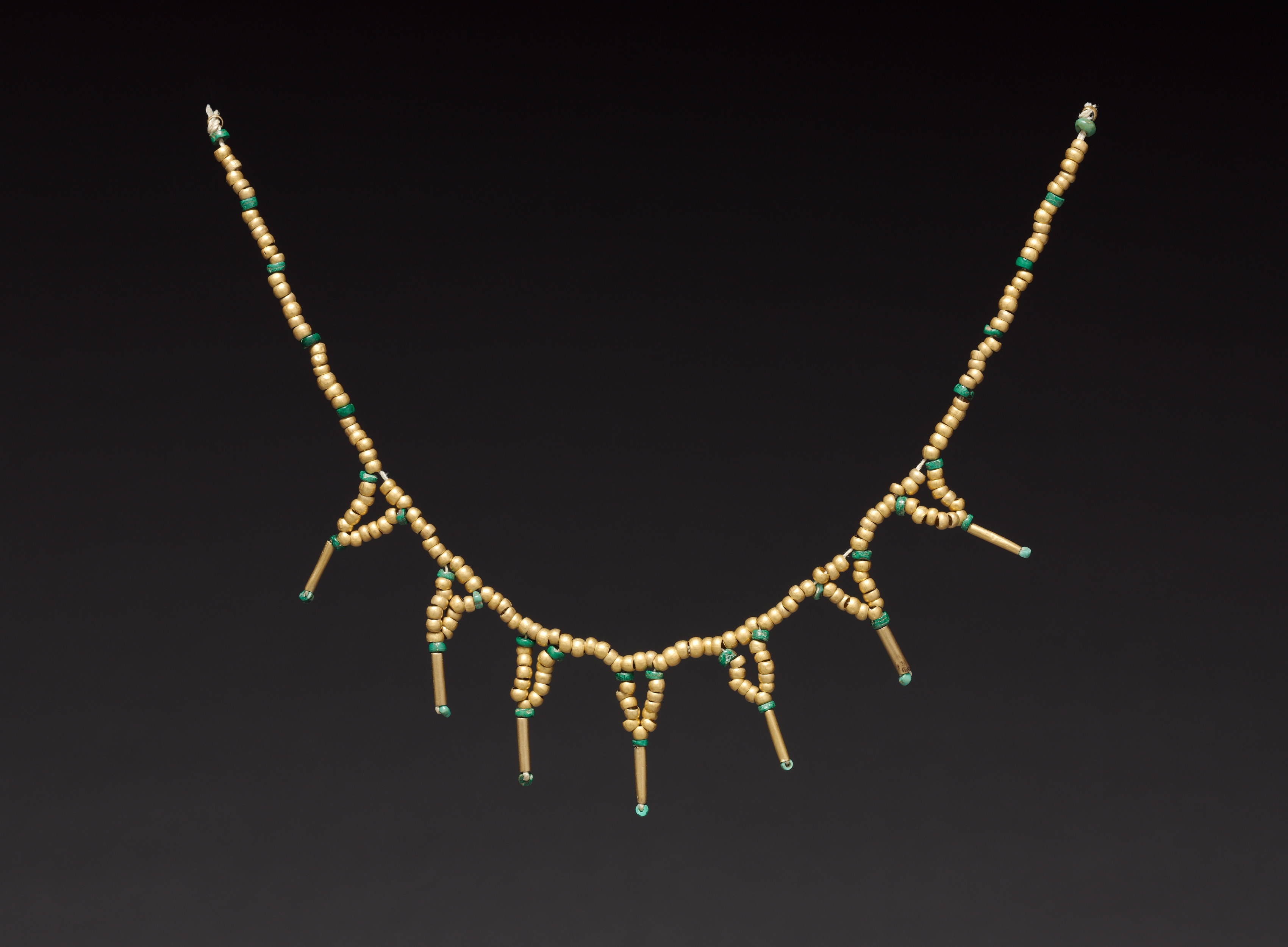 Conte-style beads from central Panama, possibly Sitio Conte — personal ornaments help show the valued burial context in which exotic stones gained social meaning. Credit: Cleveland Museum of Art, Wikimedia Commons, CC0