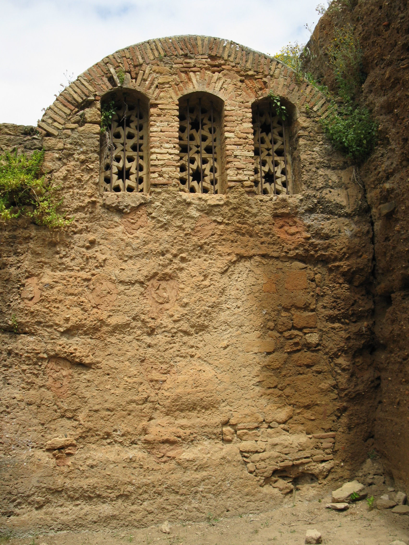 Chellah v Rabatu poskytuje kontext marocké středověké architektury — jde o kontextový snímek, ne o hlášenou lázeňskou herní desku. Kredit: R Prazeres, Wikimedia Commons, CC BY-SA 4.0