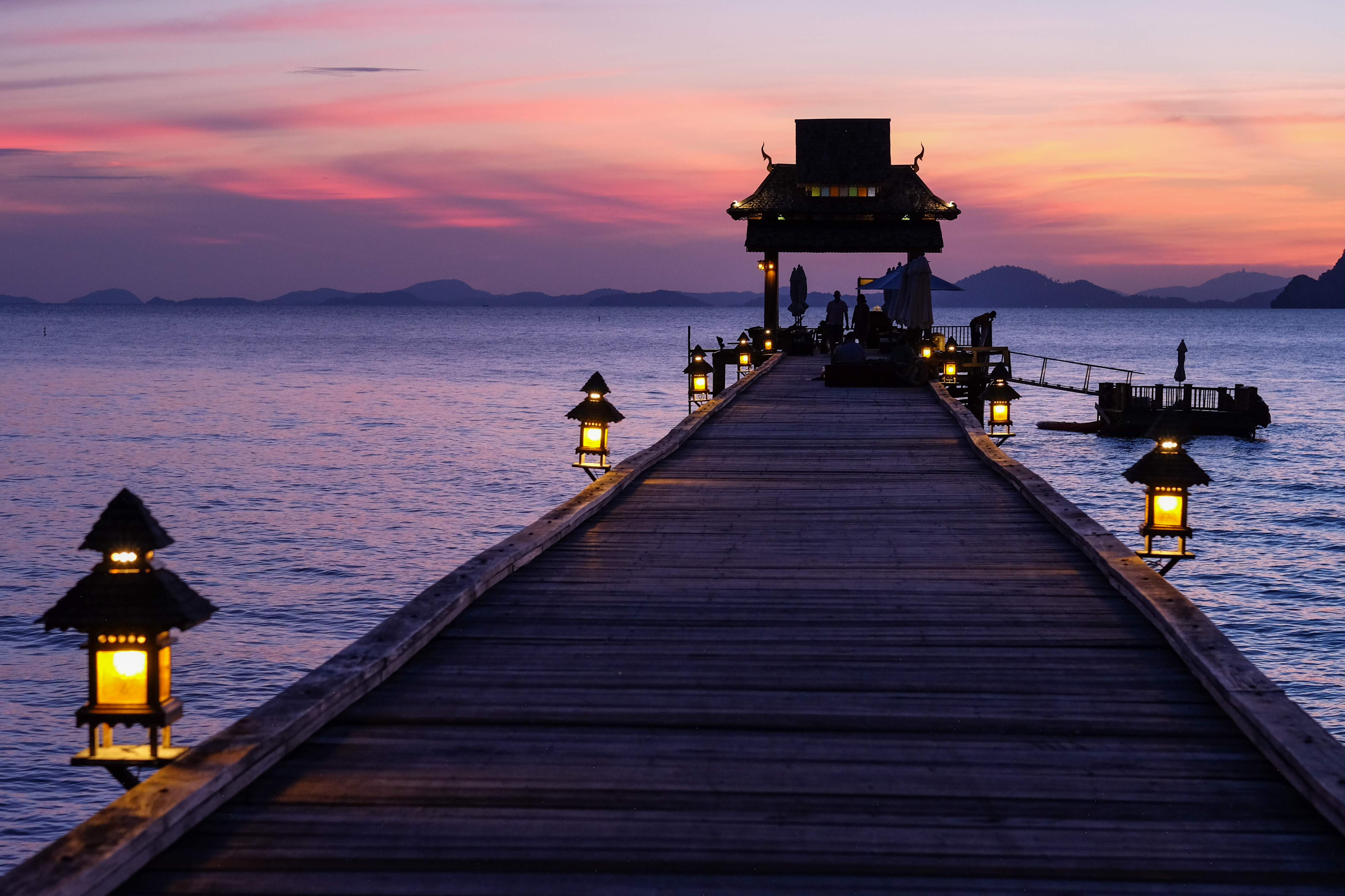 Molo na Ko Yao Yai spojuje větší ostrov s Phuketem, Krabi a vesnicemi kolem zálivu Phang Nga. Kredit: Alin Meceanu, Wikimedia Commons/Unsplash, CC0