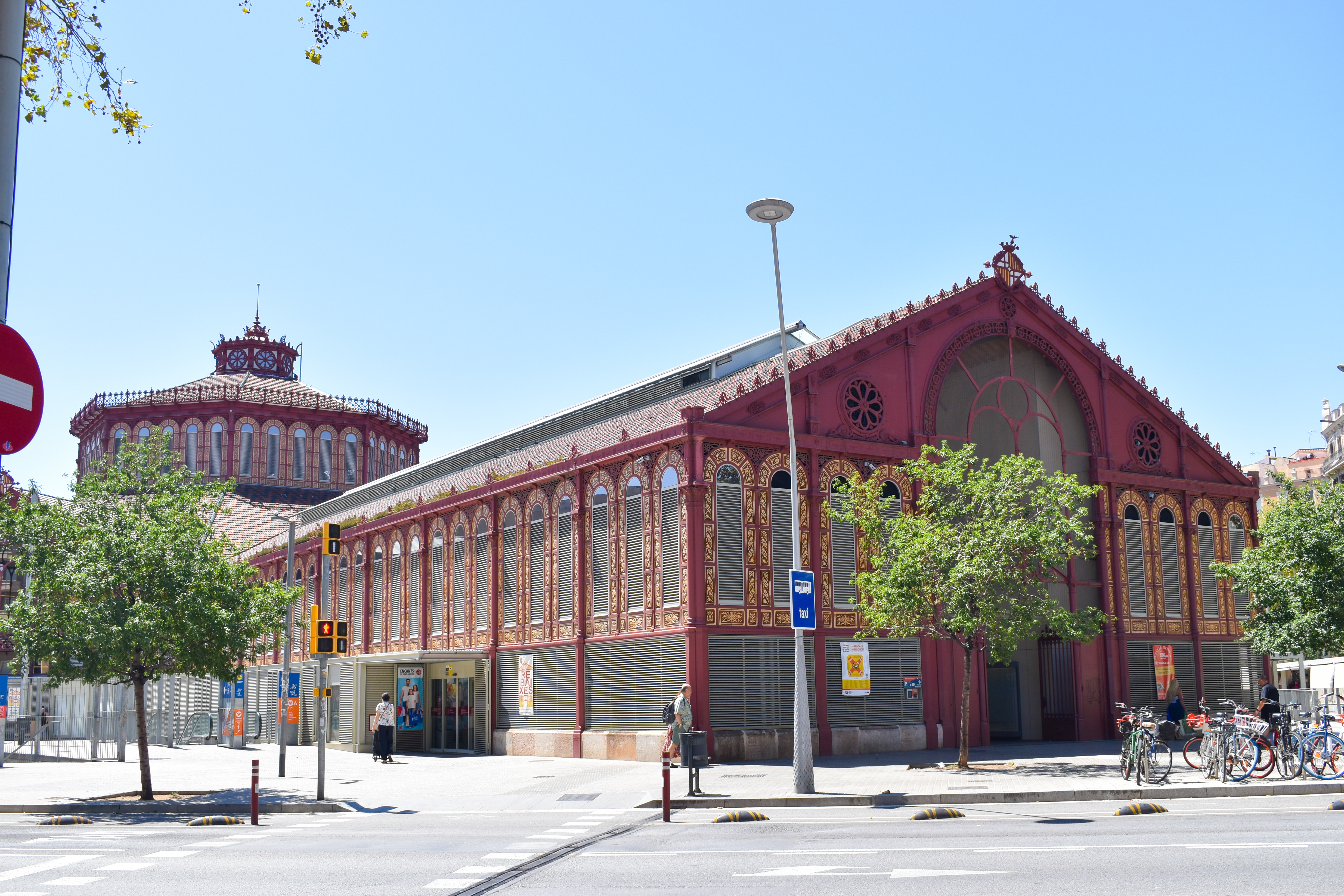 Mercat de Sant Antoni zasazuje barcelonskou potravinovou kulturu do čtvrťového prostředí mimo jediný obraz La Rambly. Kredit: Wikimedia Commons, licencované médium Commons