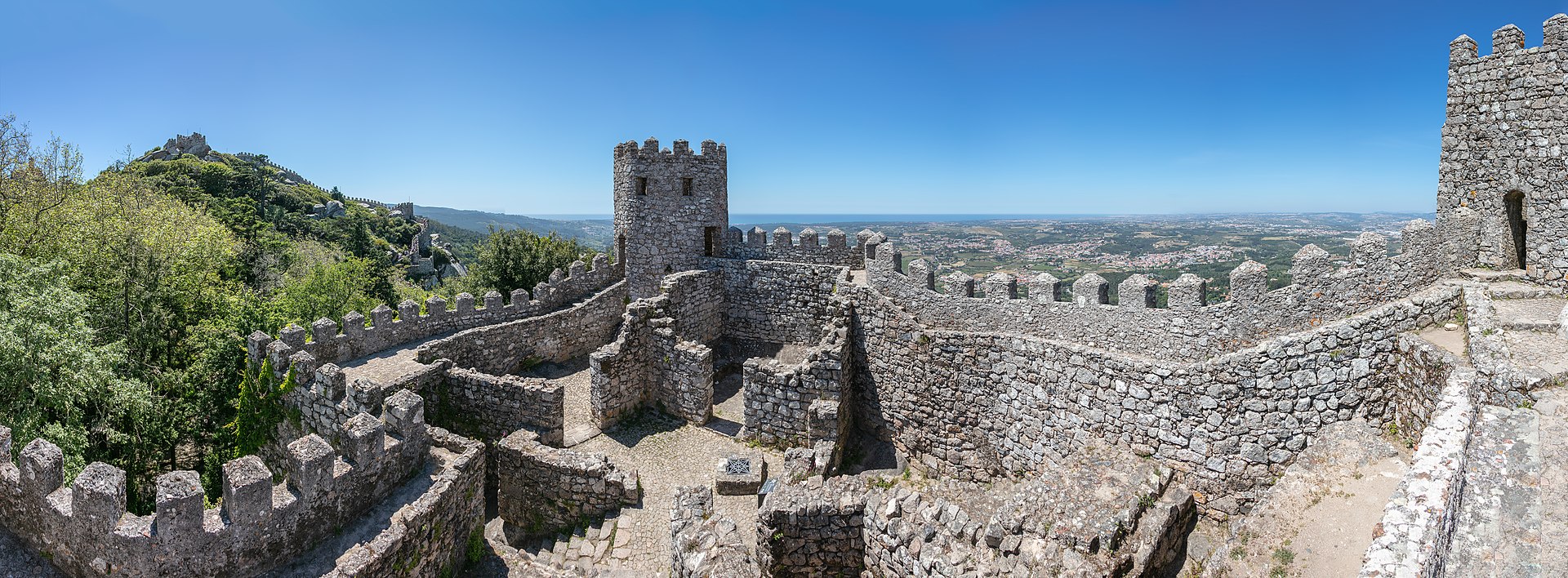 Žulové hradby Castelo dos Mouros sledují skalnatý hřeben Sintry a mění samotný kopec v součást opevnění. Foto: Diego Delso, Wikimedia Commons, CC BY-SA 4.0