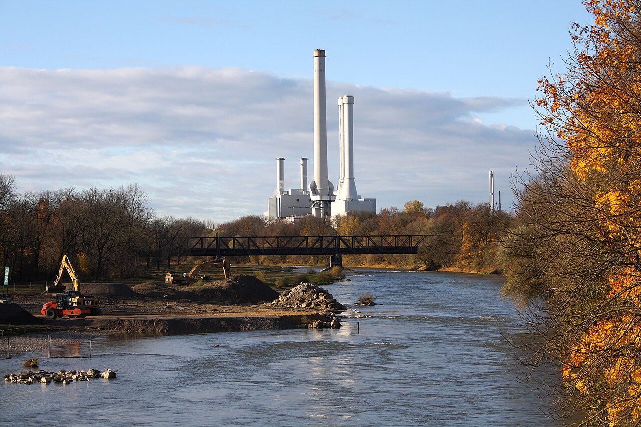 Isar v Mnichově po obnově, s širším říčním koridorem a veřejnými břehy. Foto: Wikimedia Commons, svobodná licence.