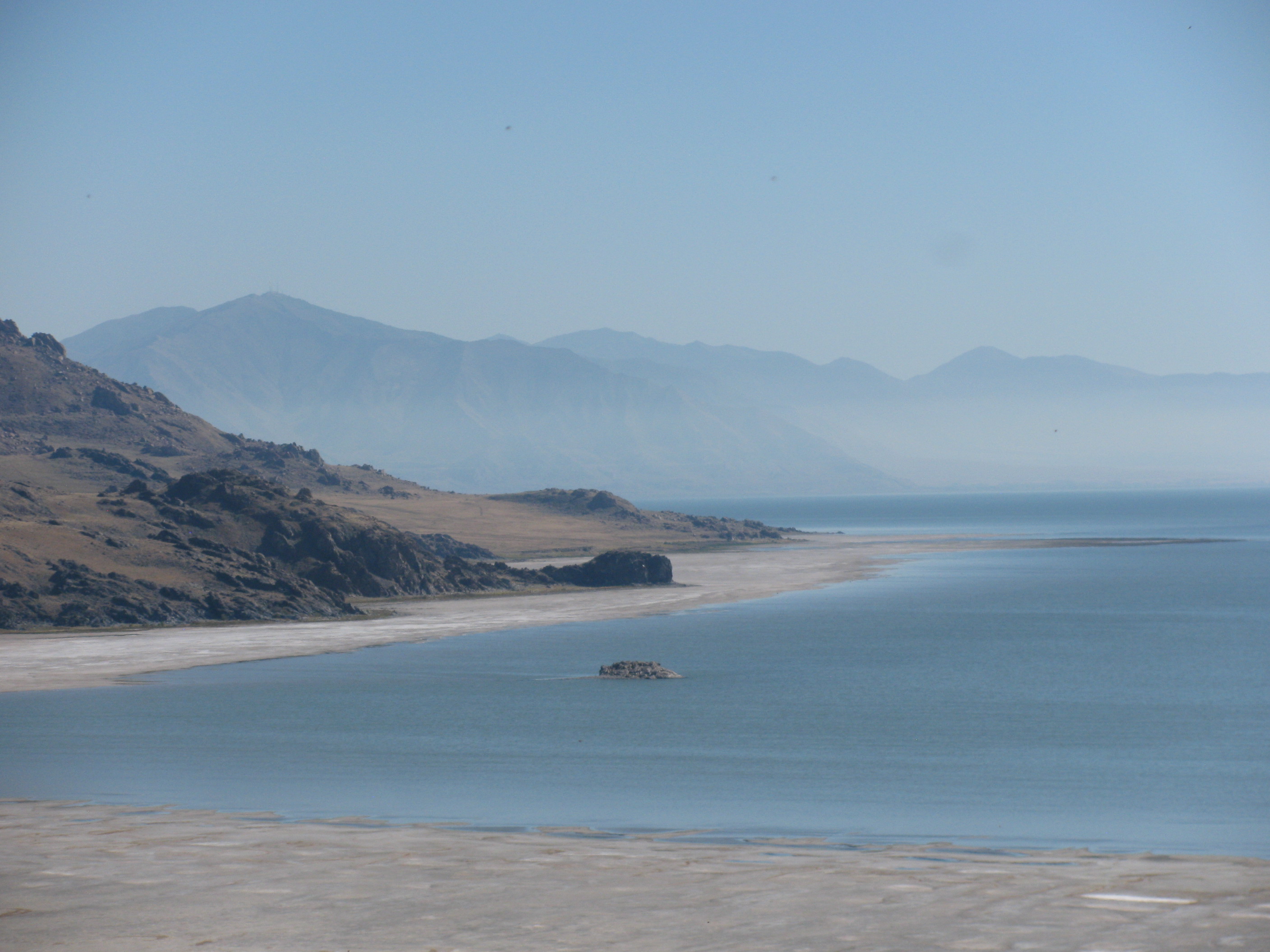 Velké solné jezero z Antelope Island. Foto: L. Ochmanski, Wikimedia Commons, CC BY-SA 3.0