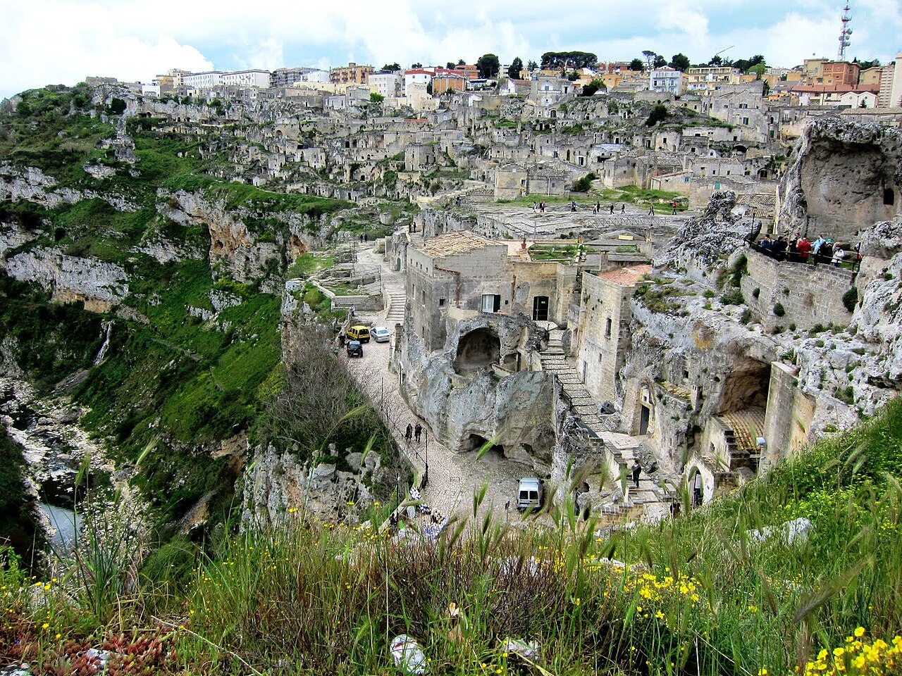 Cave dwellings and museum house in the Sassi of Matera. Photo: Wikimedia Commons / Panoramio contributor, free license.