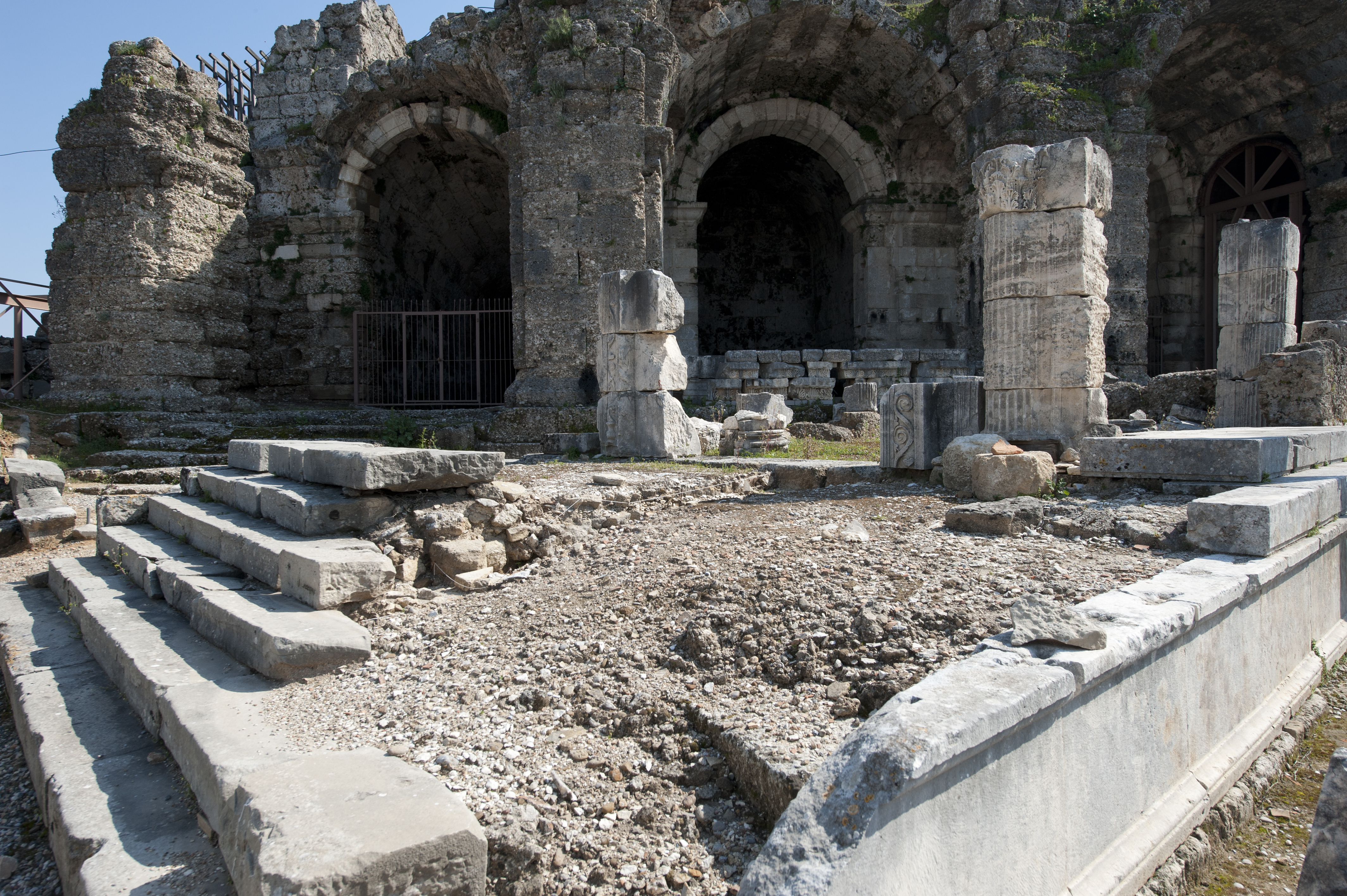 Římské divadlo v Side ukazuje monumentální město, které záviselo i na méně okázalých systémech cest, odvodnění, práce a zásobování. Kredit: Dosseman, Wikimedia Commons, CC BY-SA 4.0